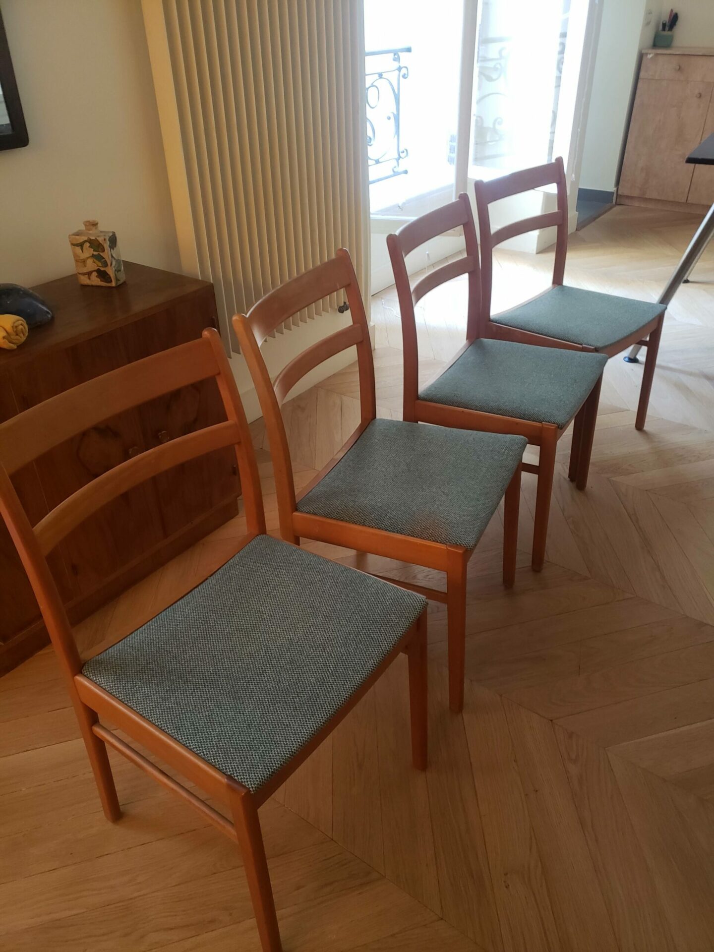 4 authentiques Chaises Scandinaves