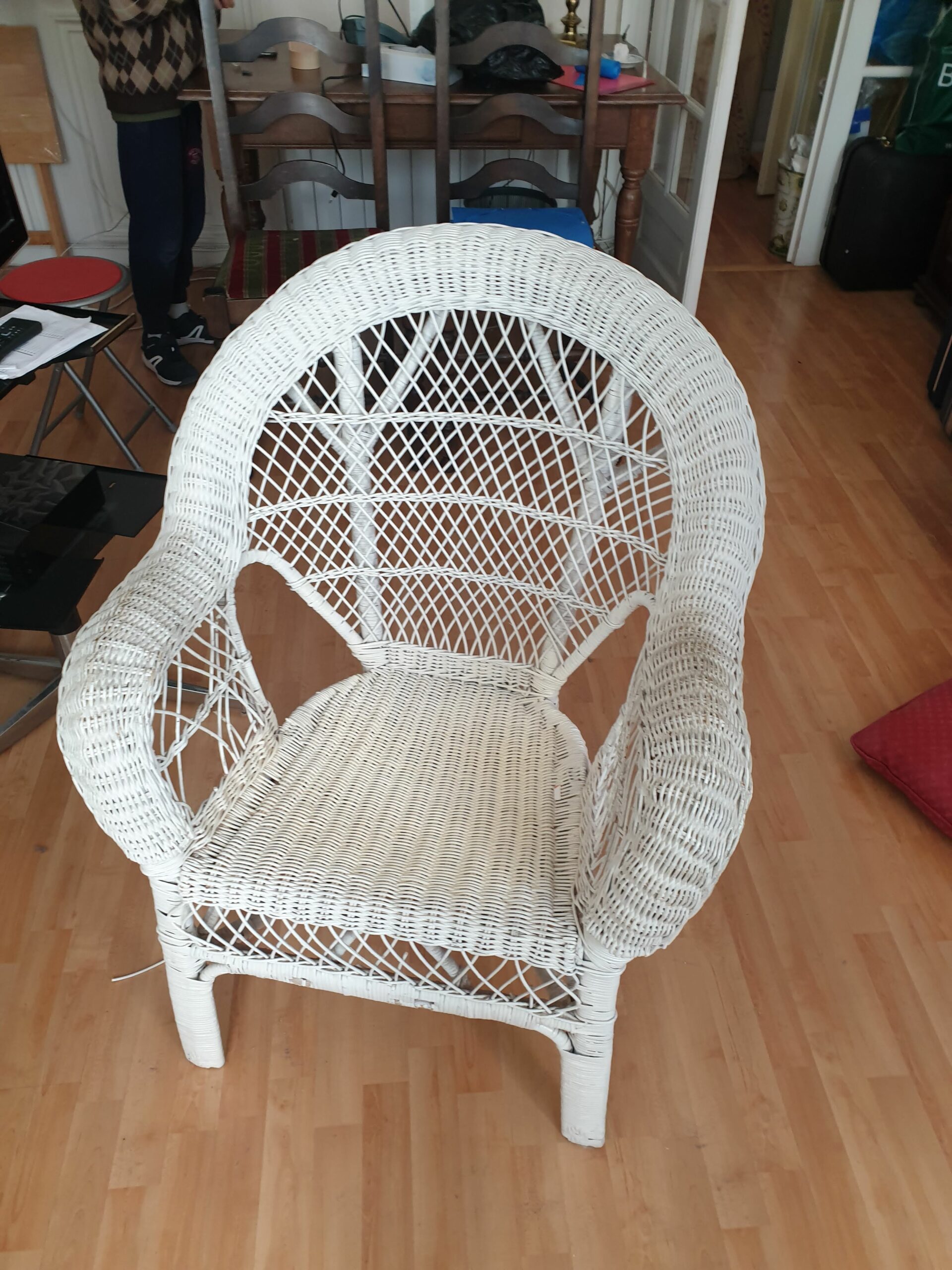 Fauteuil blanc en osier – Image 3