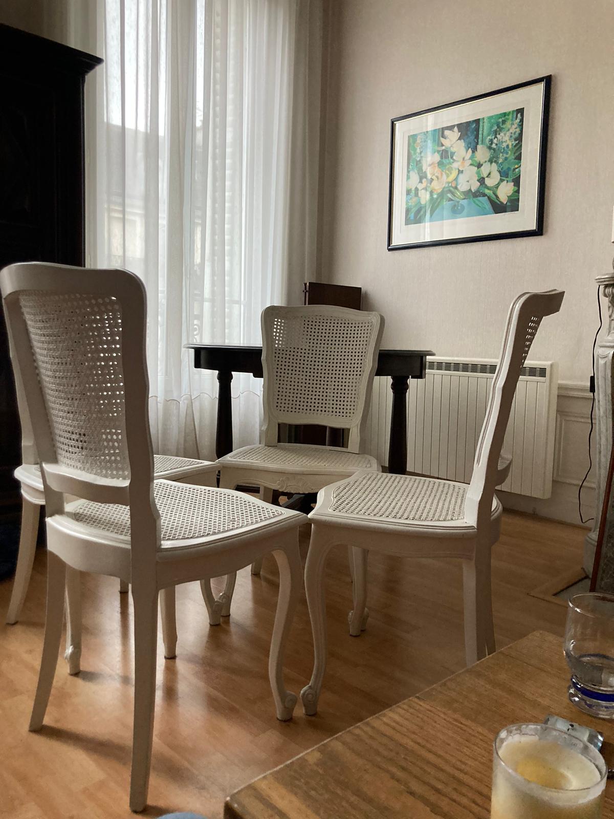 Lot de 4 chaises blanches cannées – Image 2