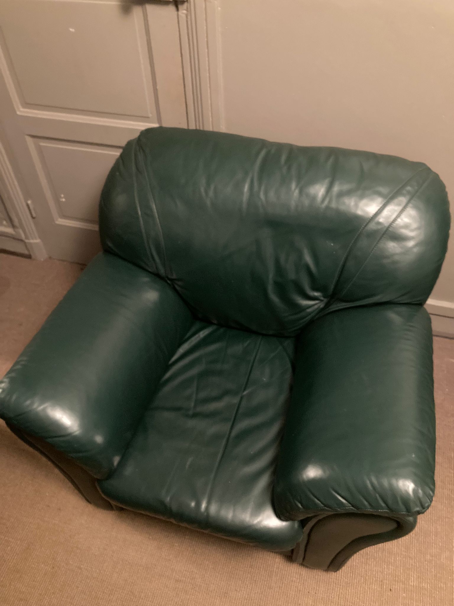 Canapé et fauteuil en cuir – Image 4