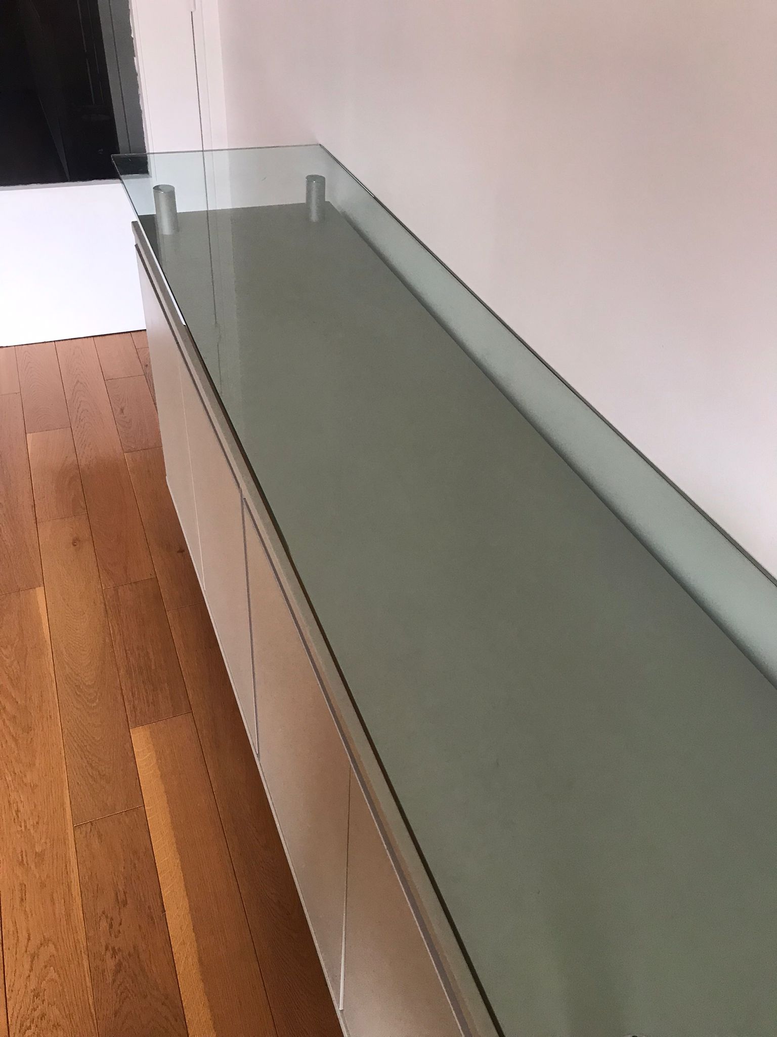 Enfilade 4 portes plateau en verre – Image 3