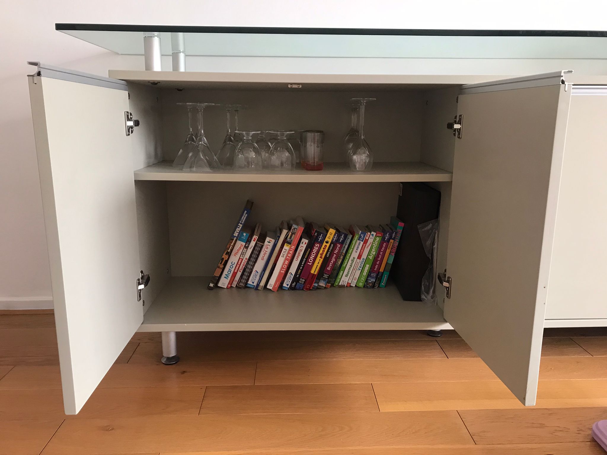 Enfilade 4 portes plateau en verre – Image 4