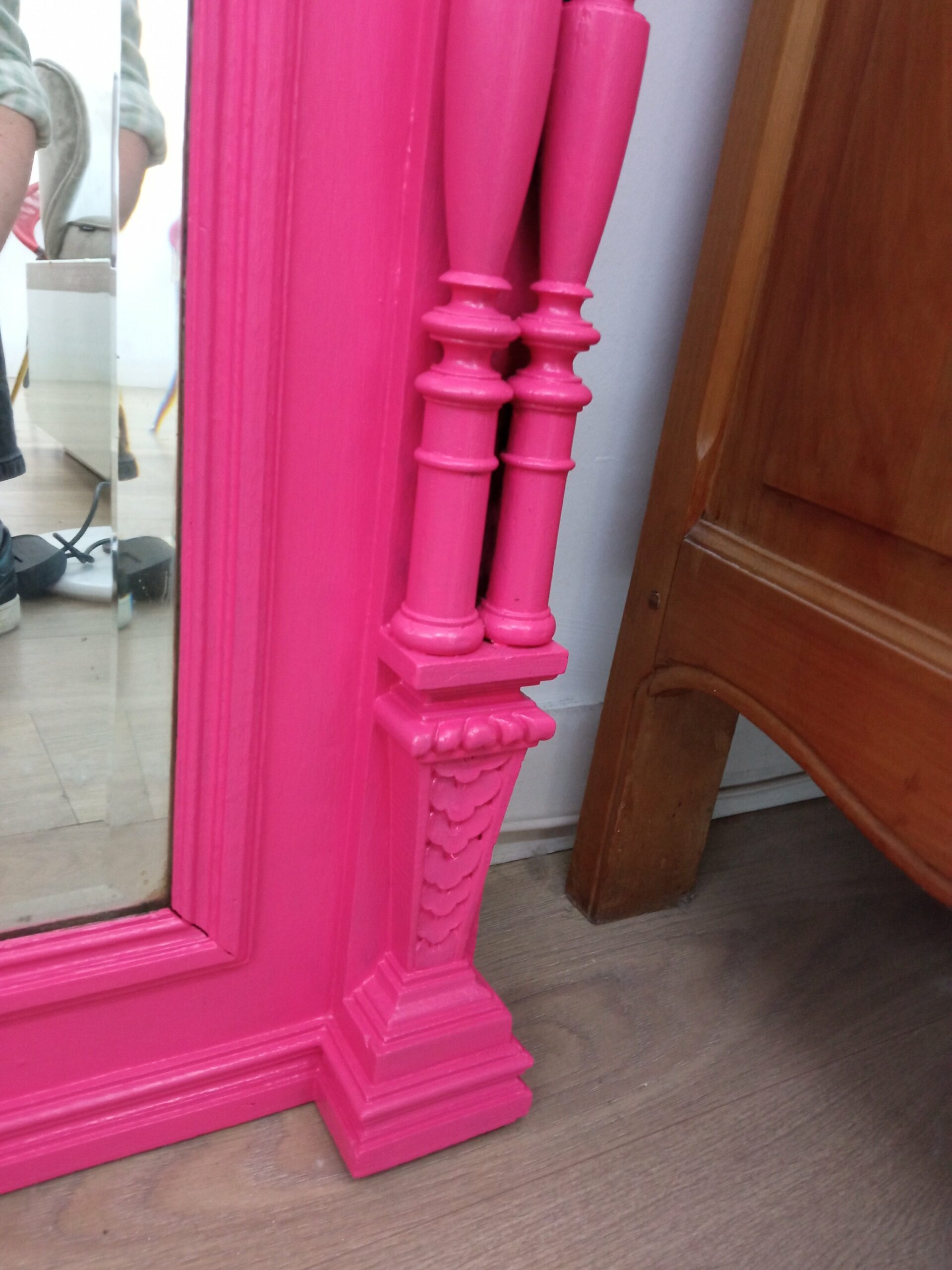 Miroir mural ancien customisé en rose cotillon – Image 3