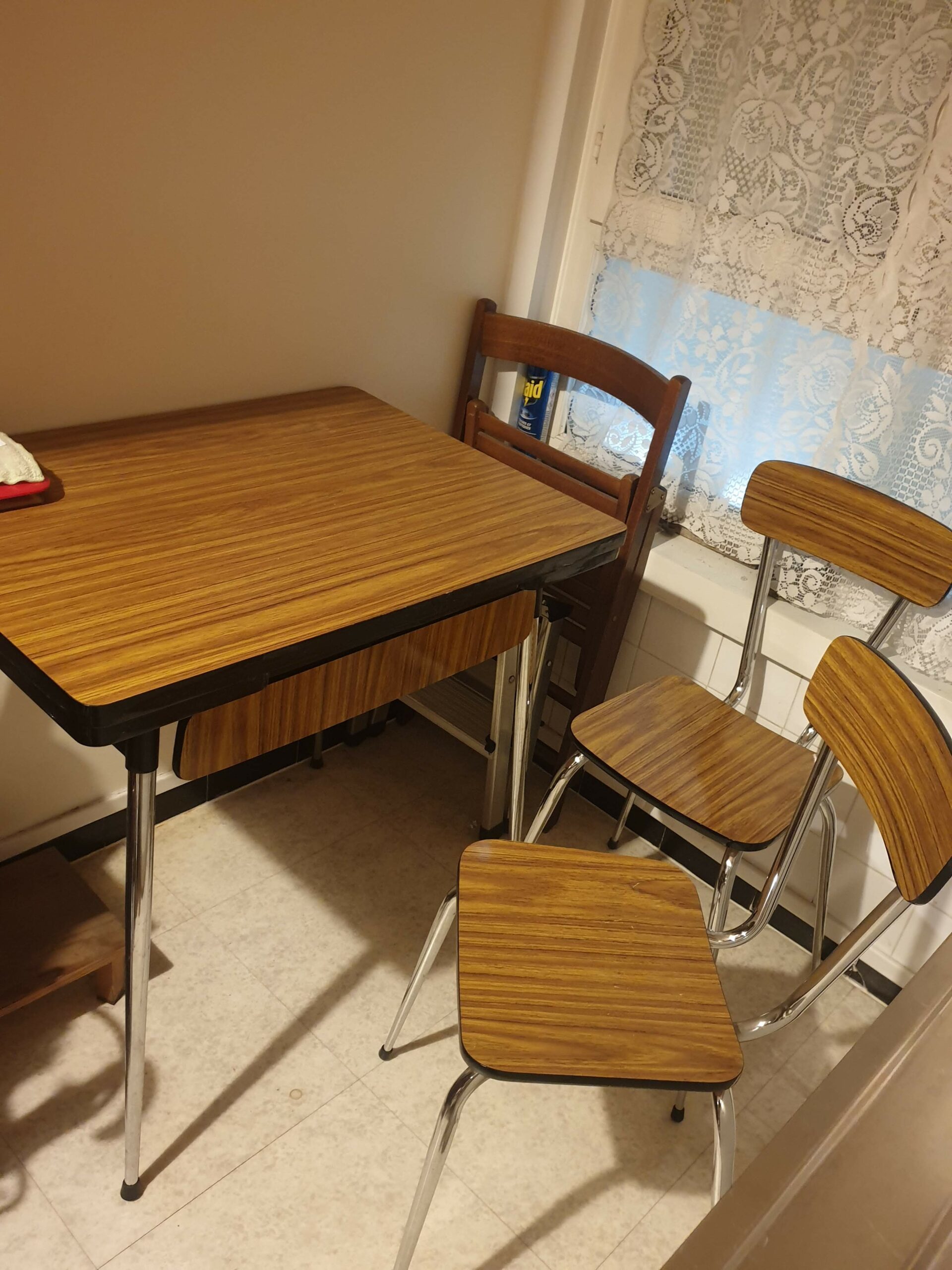 Petite table de cuisine à rallonge + 2 chaises foumi – Image 3