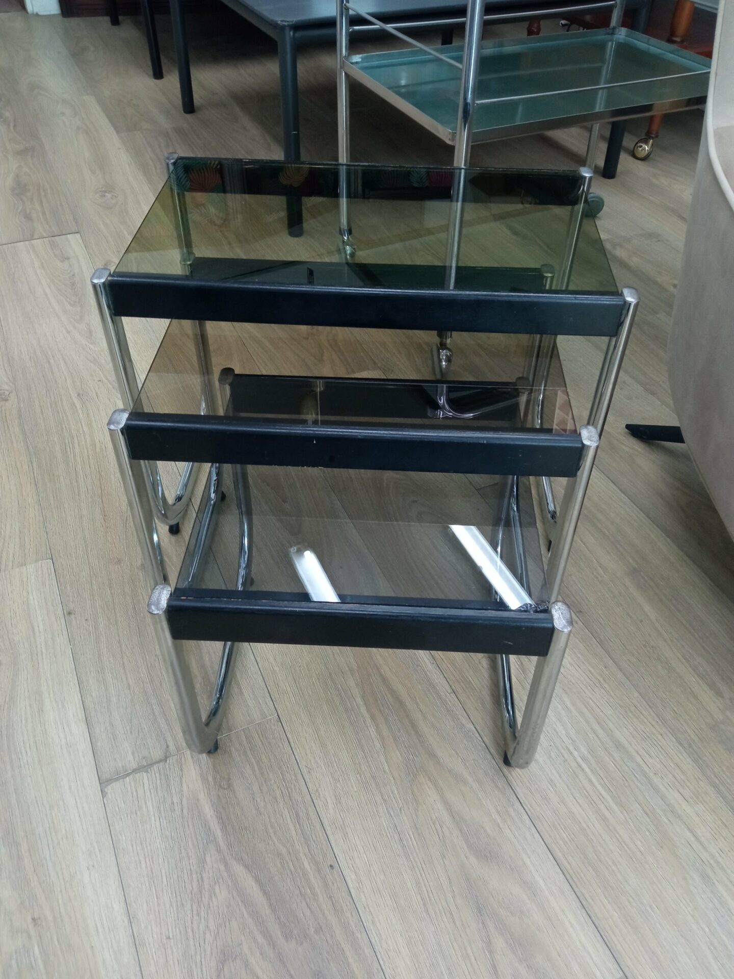 Table basse gigogne années 60/70 chrome et verre fumé