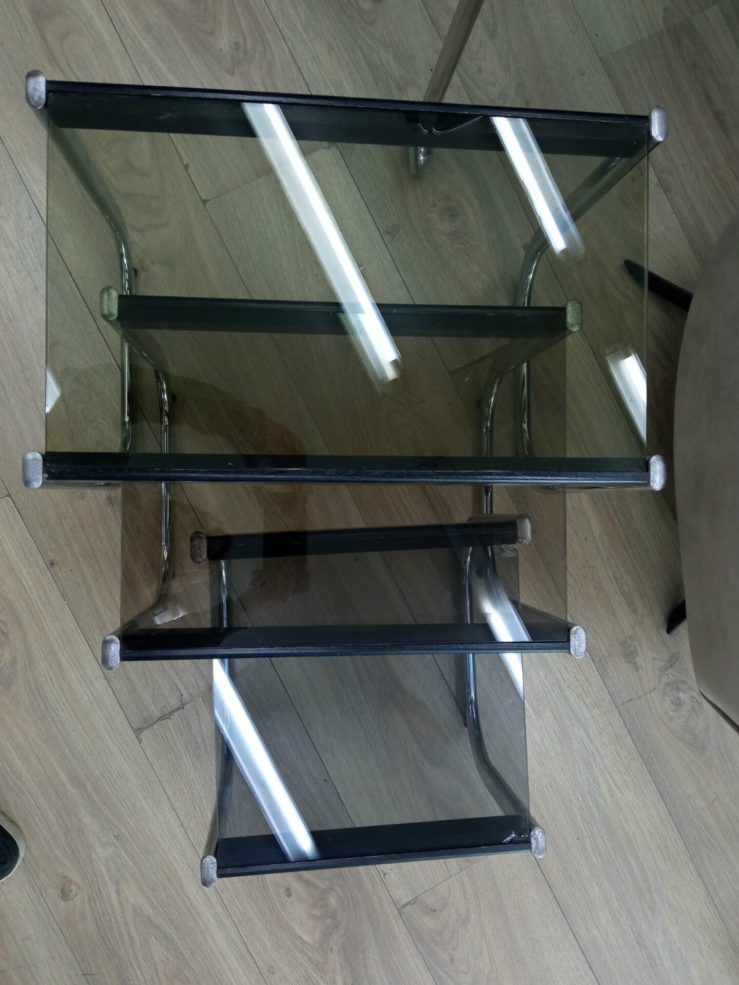 Table basse gigogne années 60/70 chrome et verre fumé – Image 2