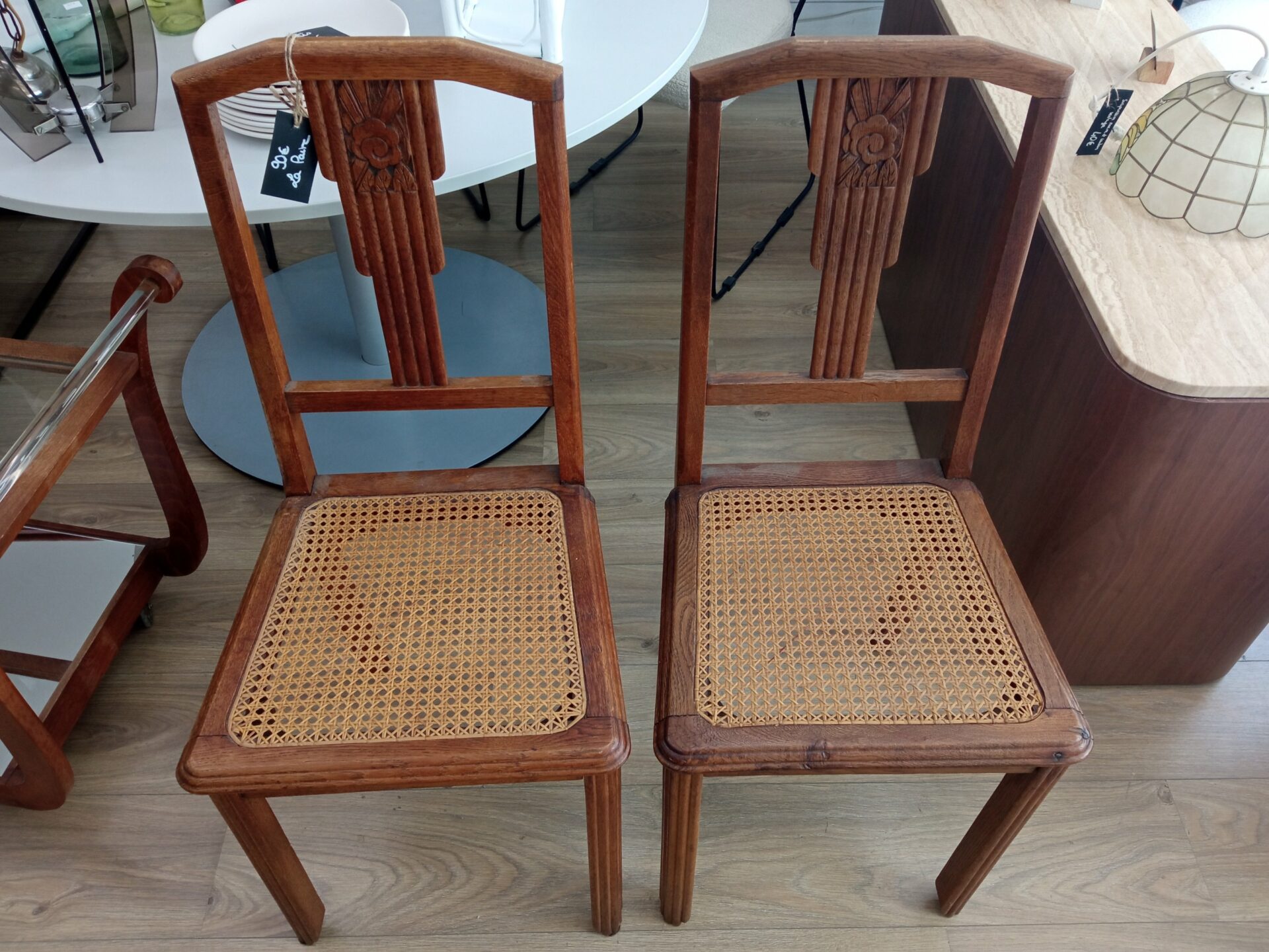 Paire de chaises en bois ancien et cannage. – Image 3