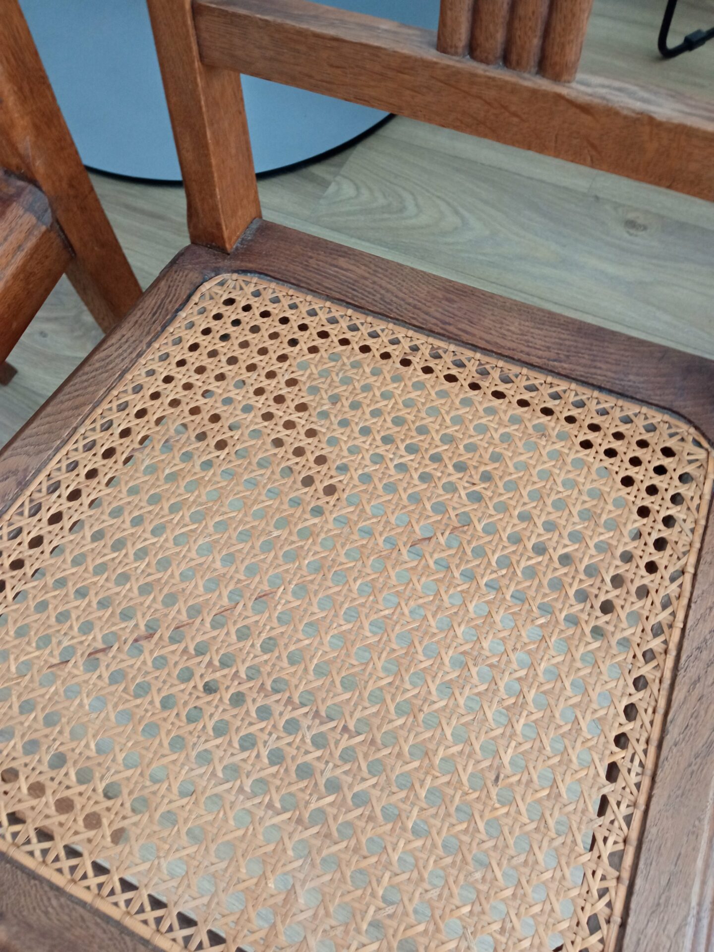 Paire de chaises en bois ancien et cannage. – Image 4
