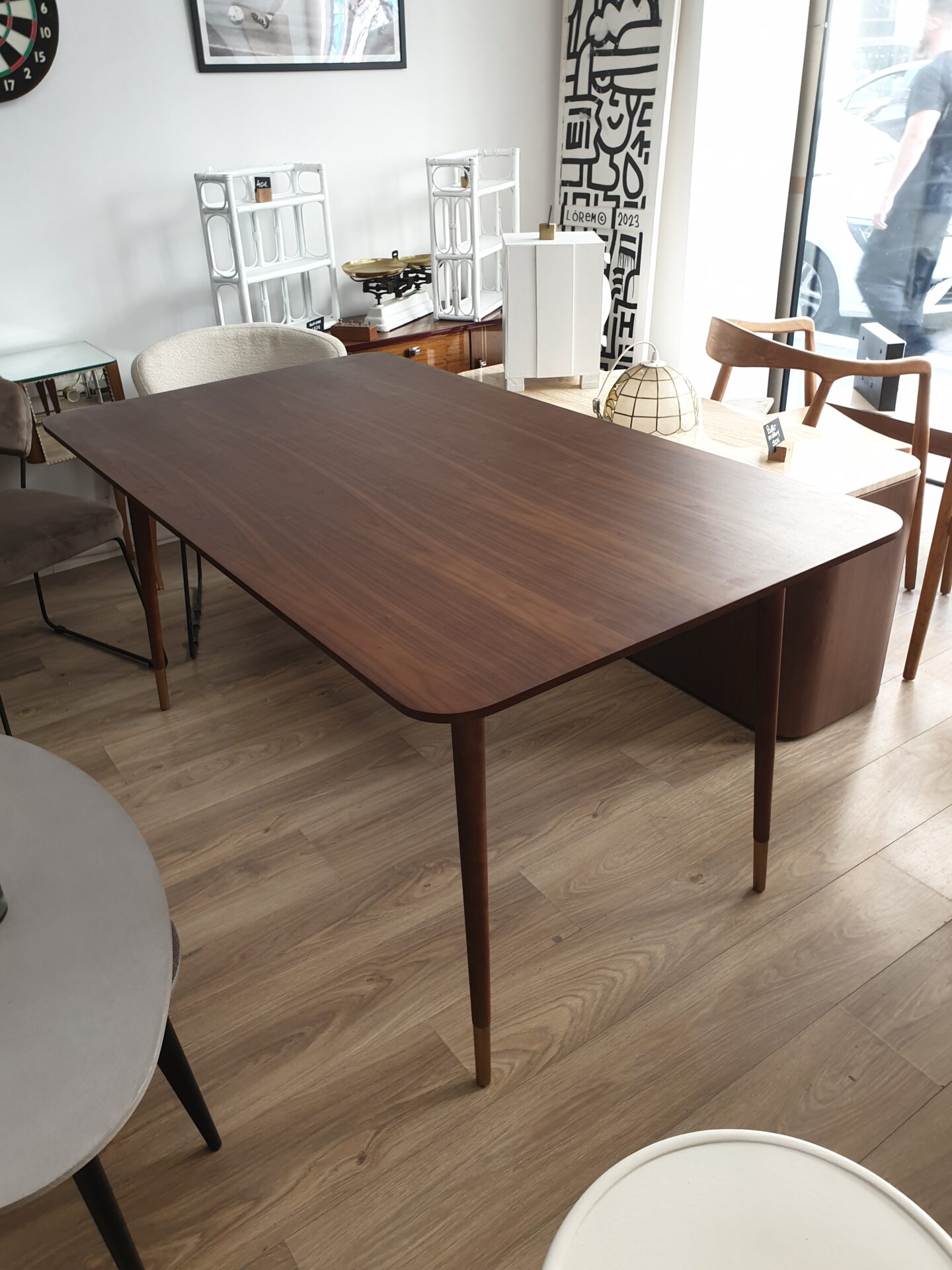 Table scandinave pieds compas VINYLE – Image 3