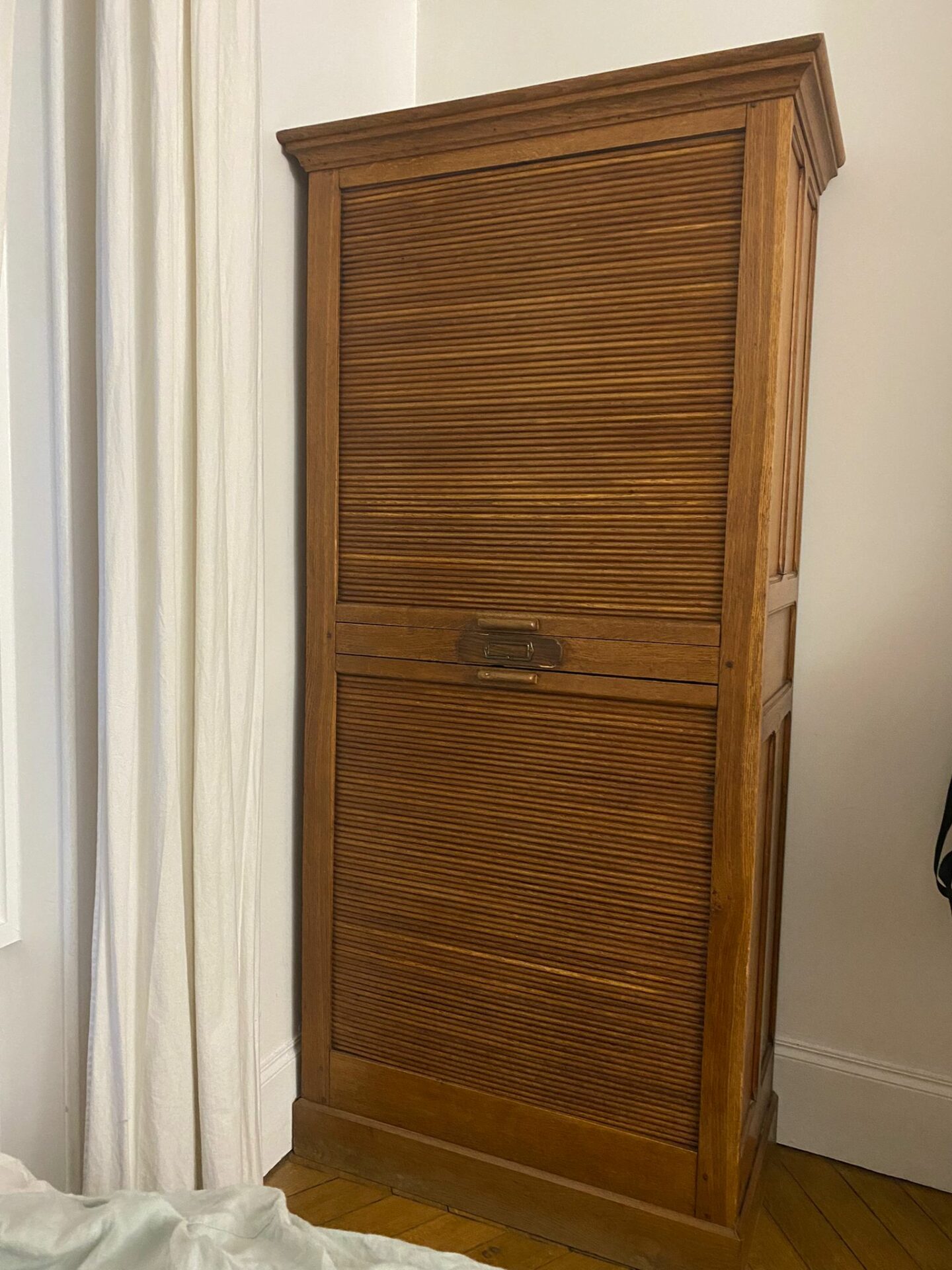 Meuble en chêne à rideaux – Image 3