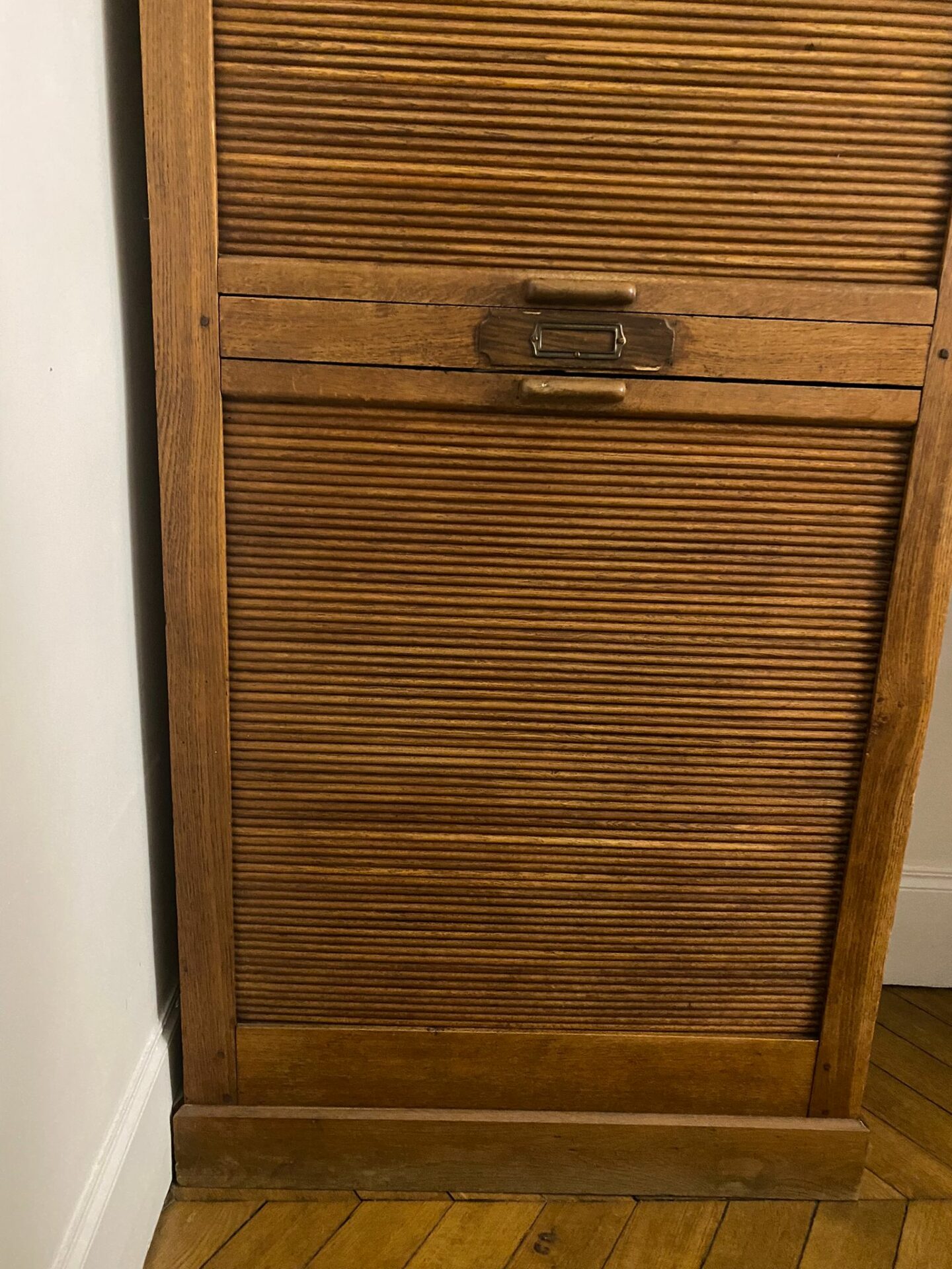 Meuble en chêne à rideaux – Image 6