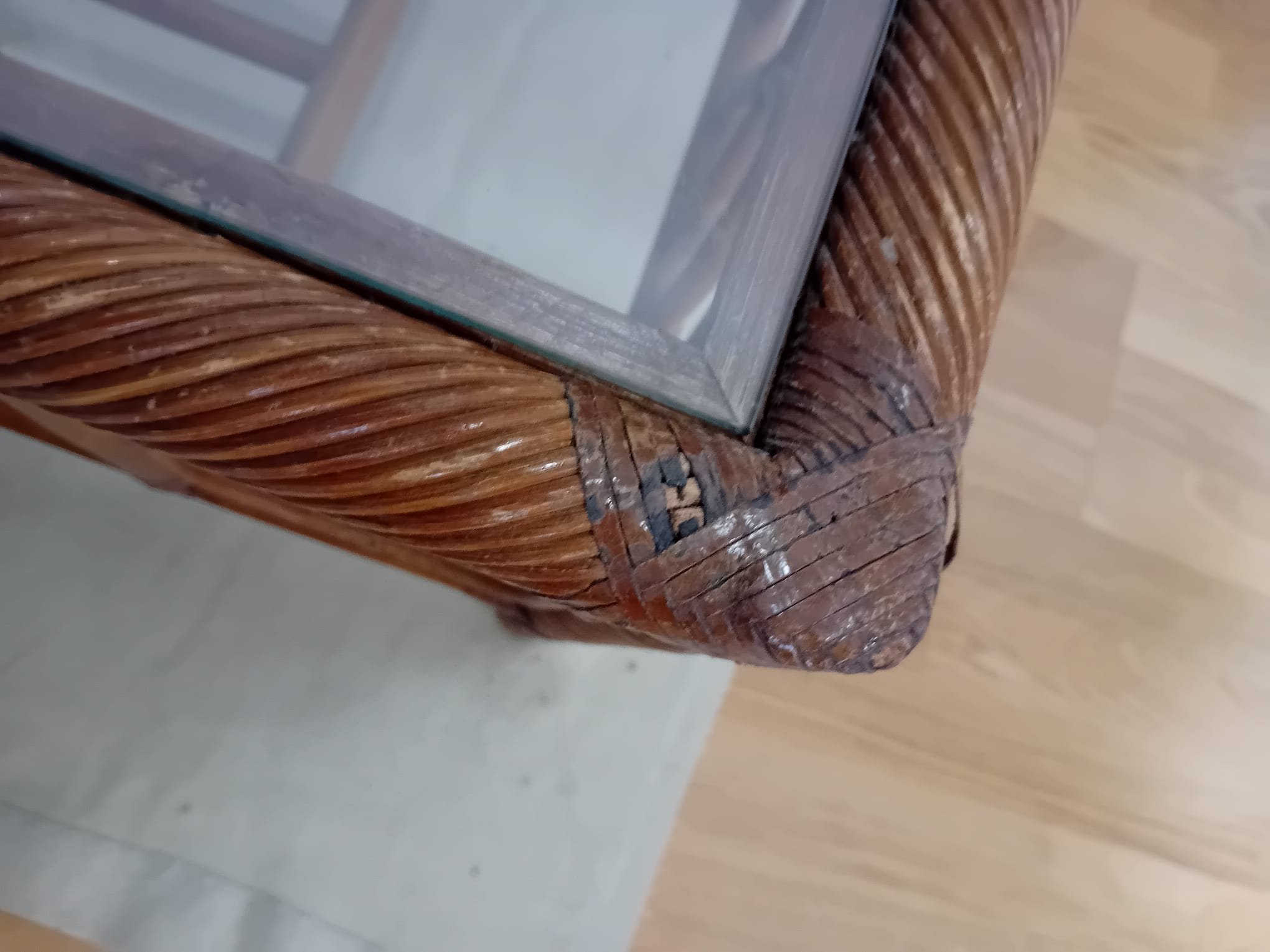 Table basse vintage en rotin et plateau en verre – Image 4