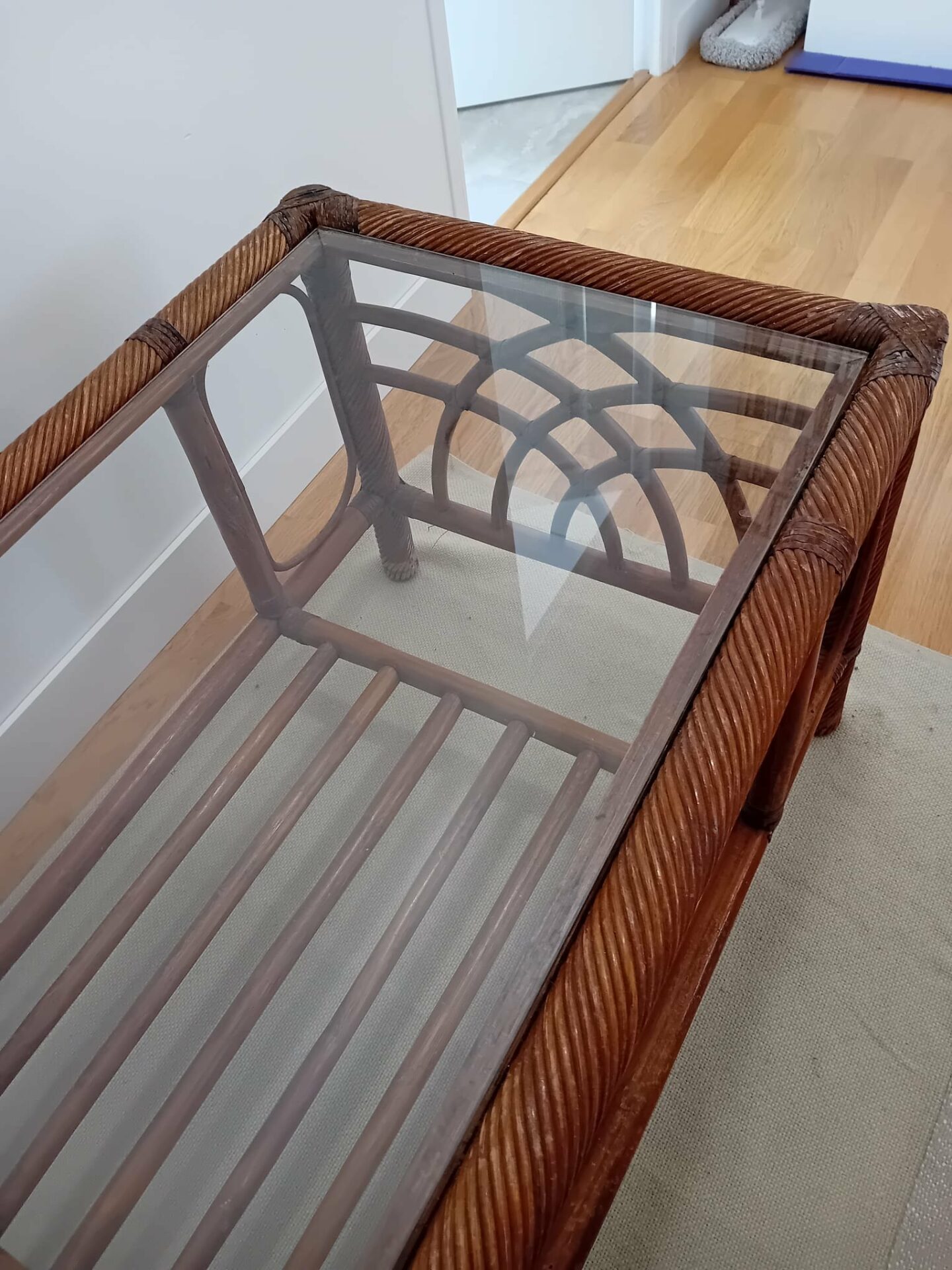 Table basse vintage en rotin et plateau en verre – Image 3