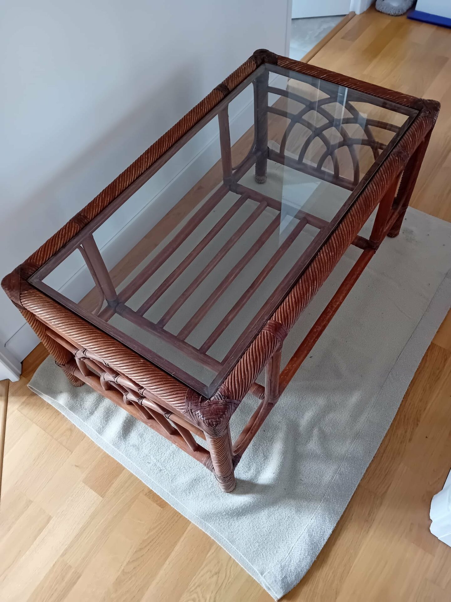 Table basse vintage en rotin et plateau en verre – Image 2