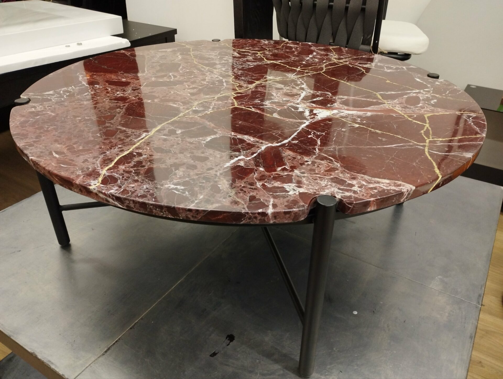 Table basse ronde en marbre bordeaux Nv Gallery – Image 3