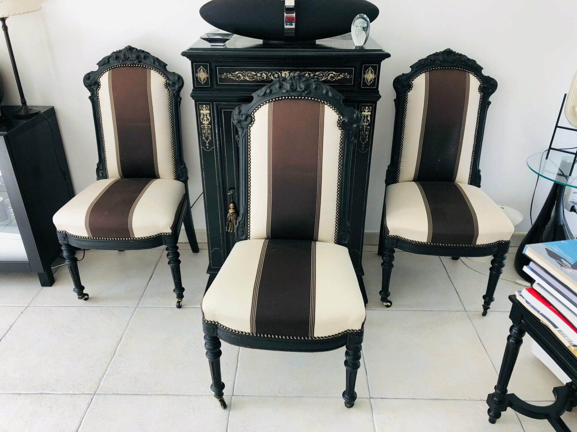 Lot de 3 chaises style Napoléon 3 en bois sur roulettes – Image 2