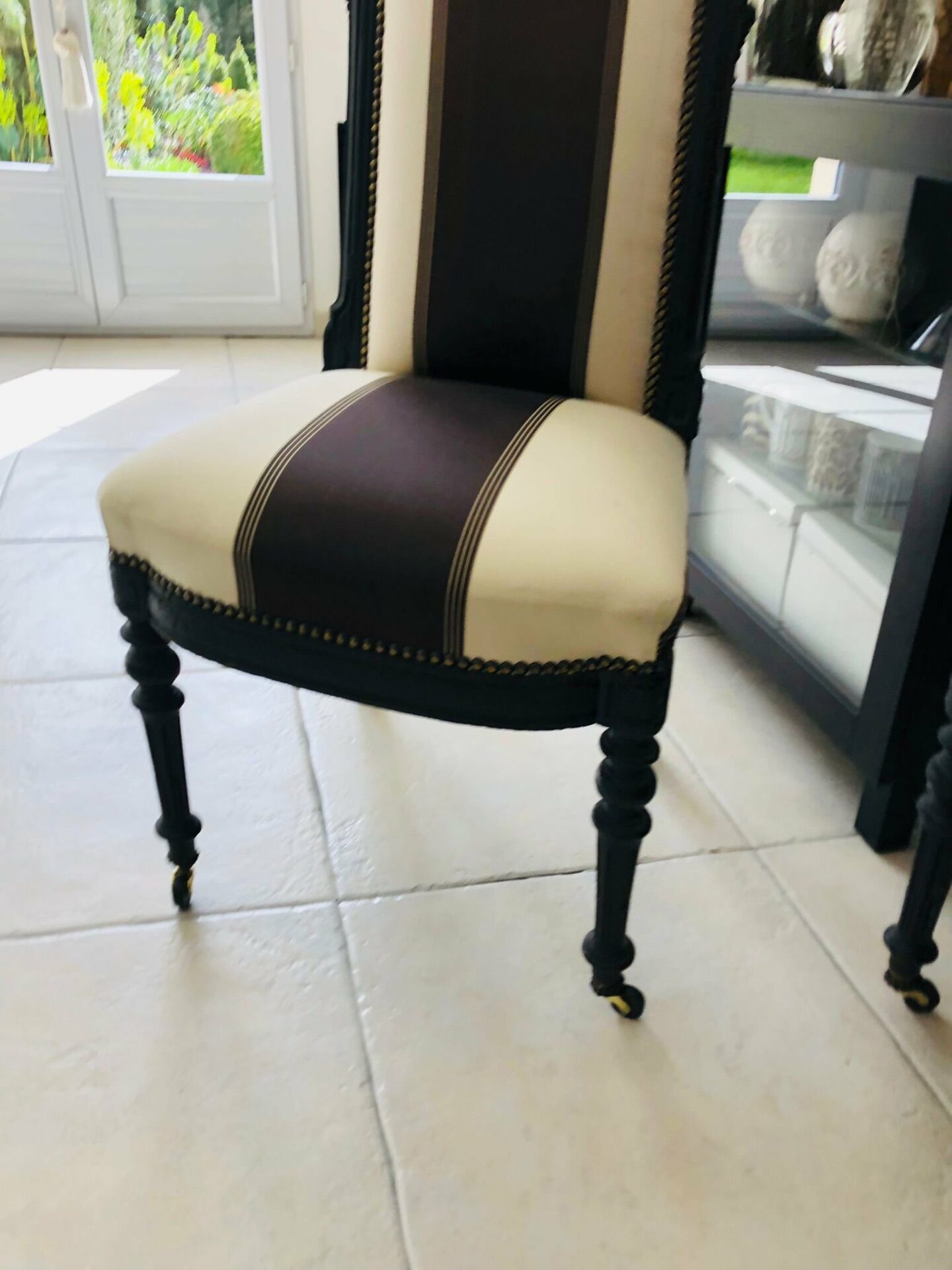 Lot de 3 chaises style Napoléon 3 en bois sur roulettes – Image 4