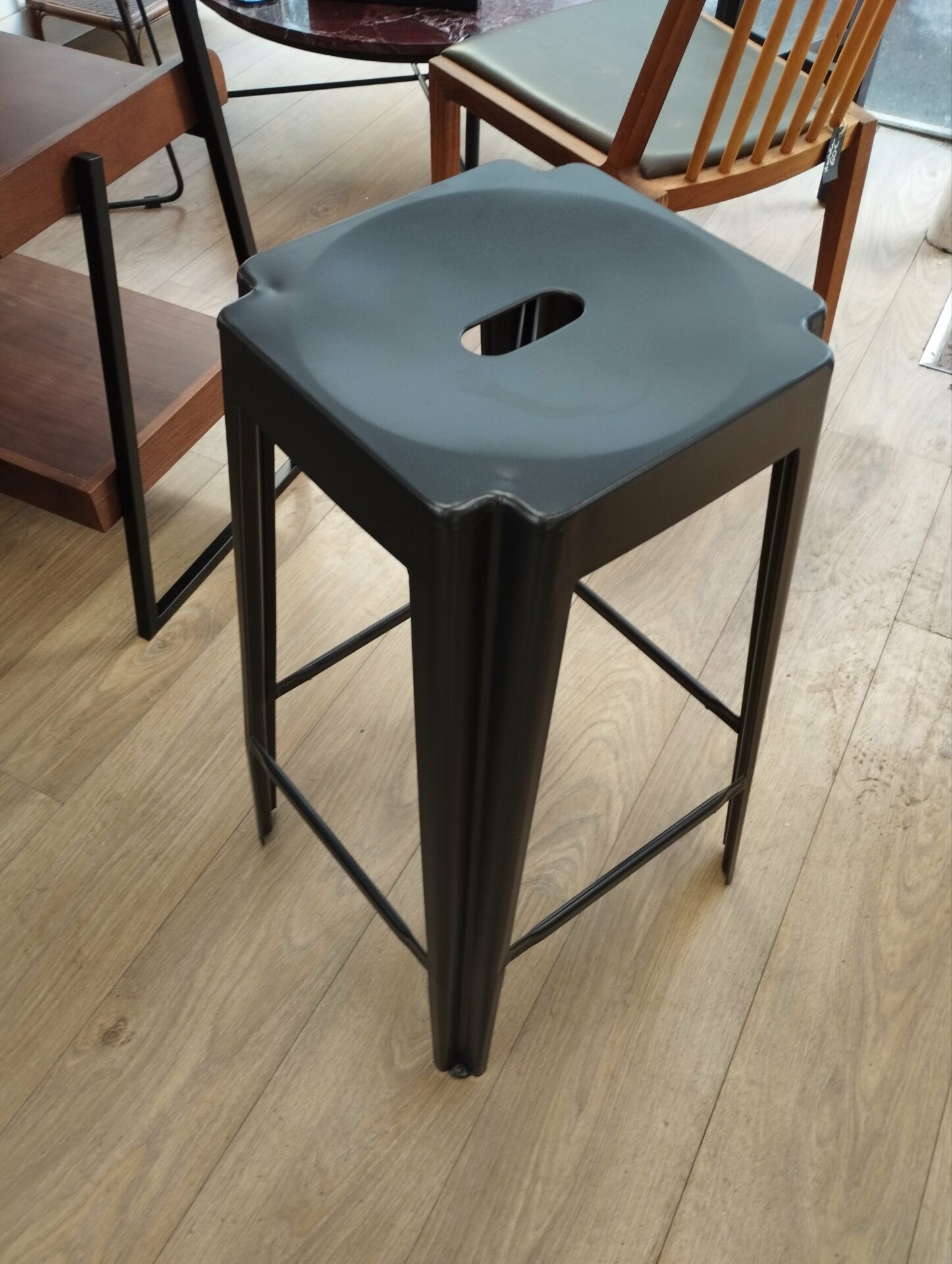 lot de 3 tabourets de bar en métal gris Alinéa. – Image 3