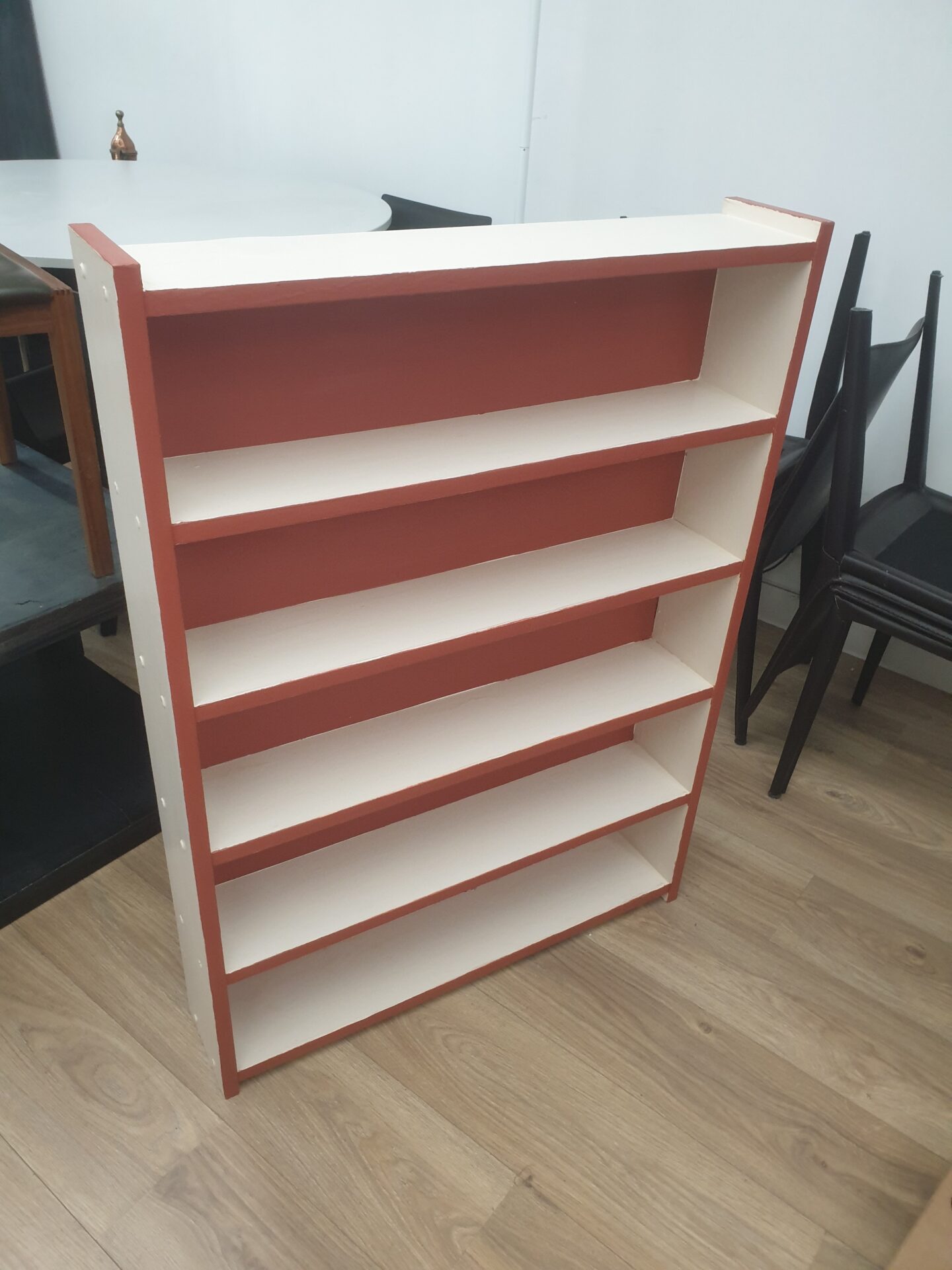Bibliothèque en bois bicolore terra cotta – Image 2
