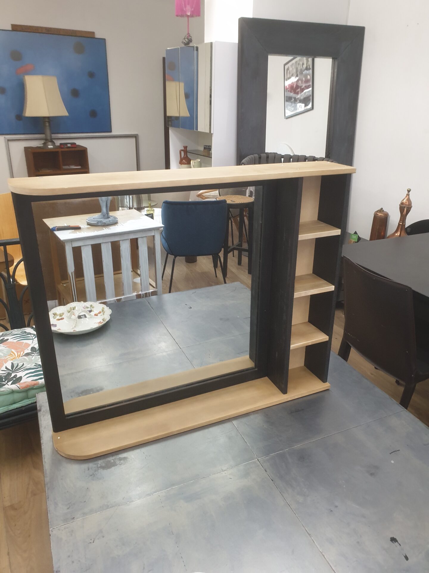 Miroir de salle de bain avec étagère intégrée – Image 2