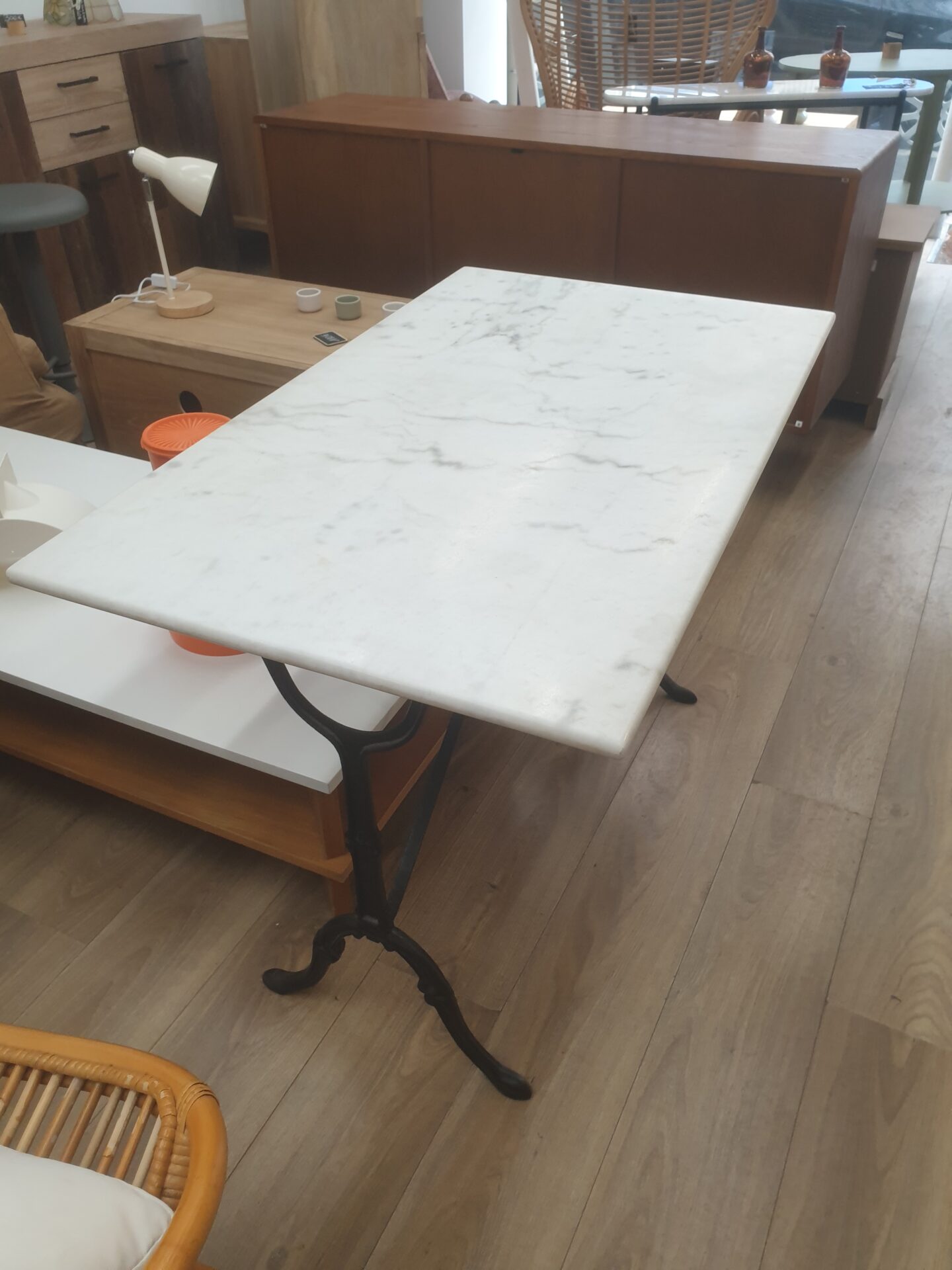 Table bistro marbre et fer forgé – Image 7
