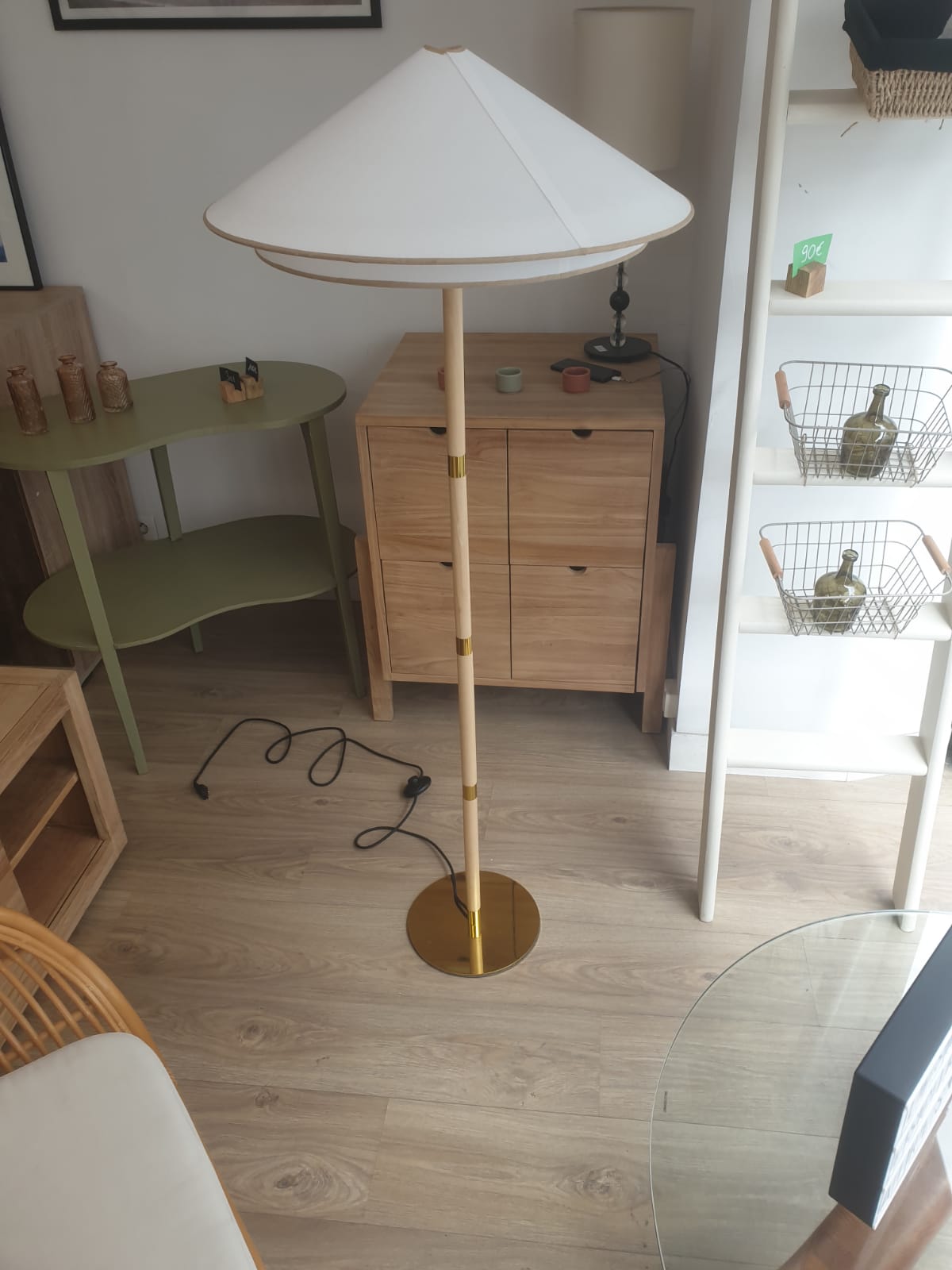 Lampadaire de salon doré – Image 2