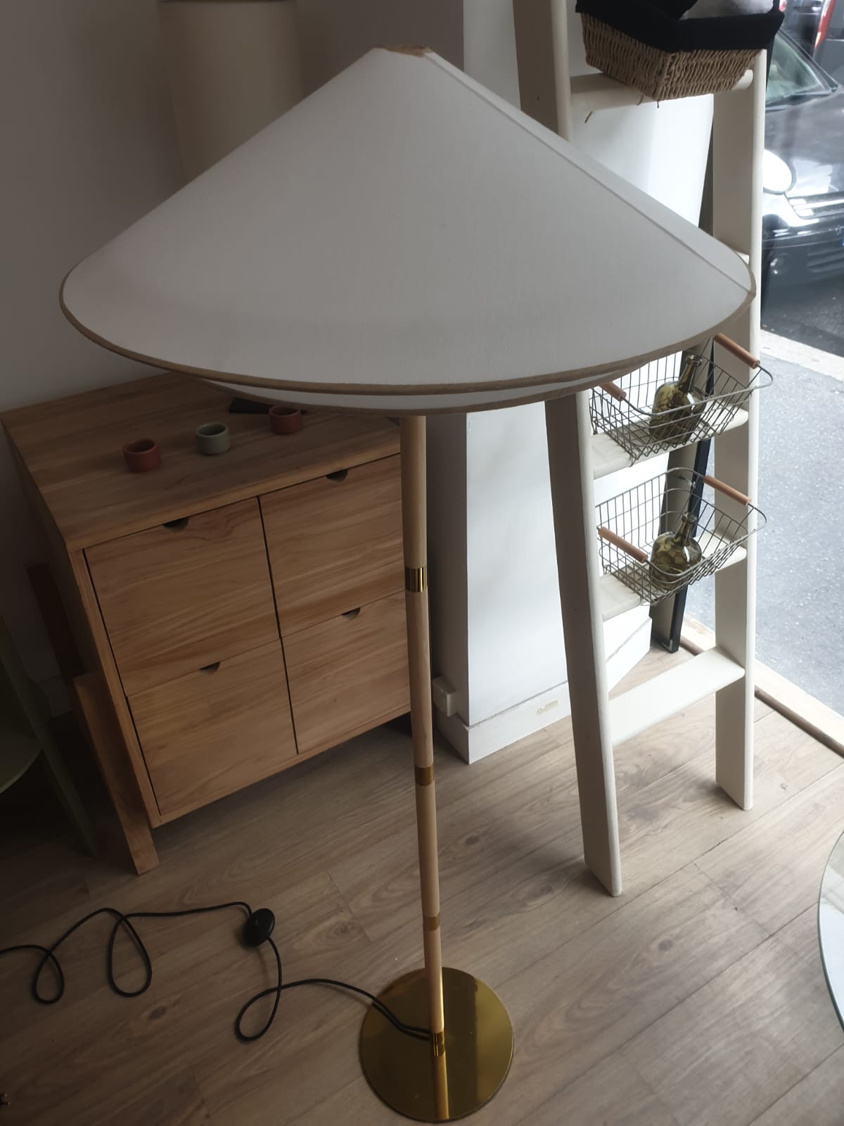 Lampadaire de salon doré – Image 3