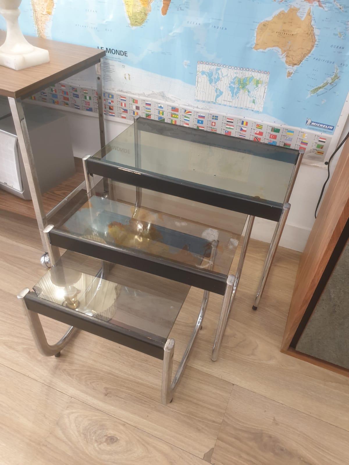 3 tables basse gigogne vintage inox et verre fumé – Image 2