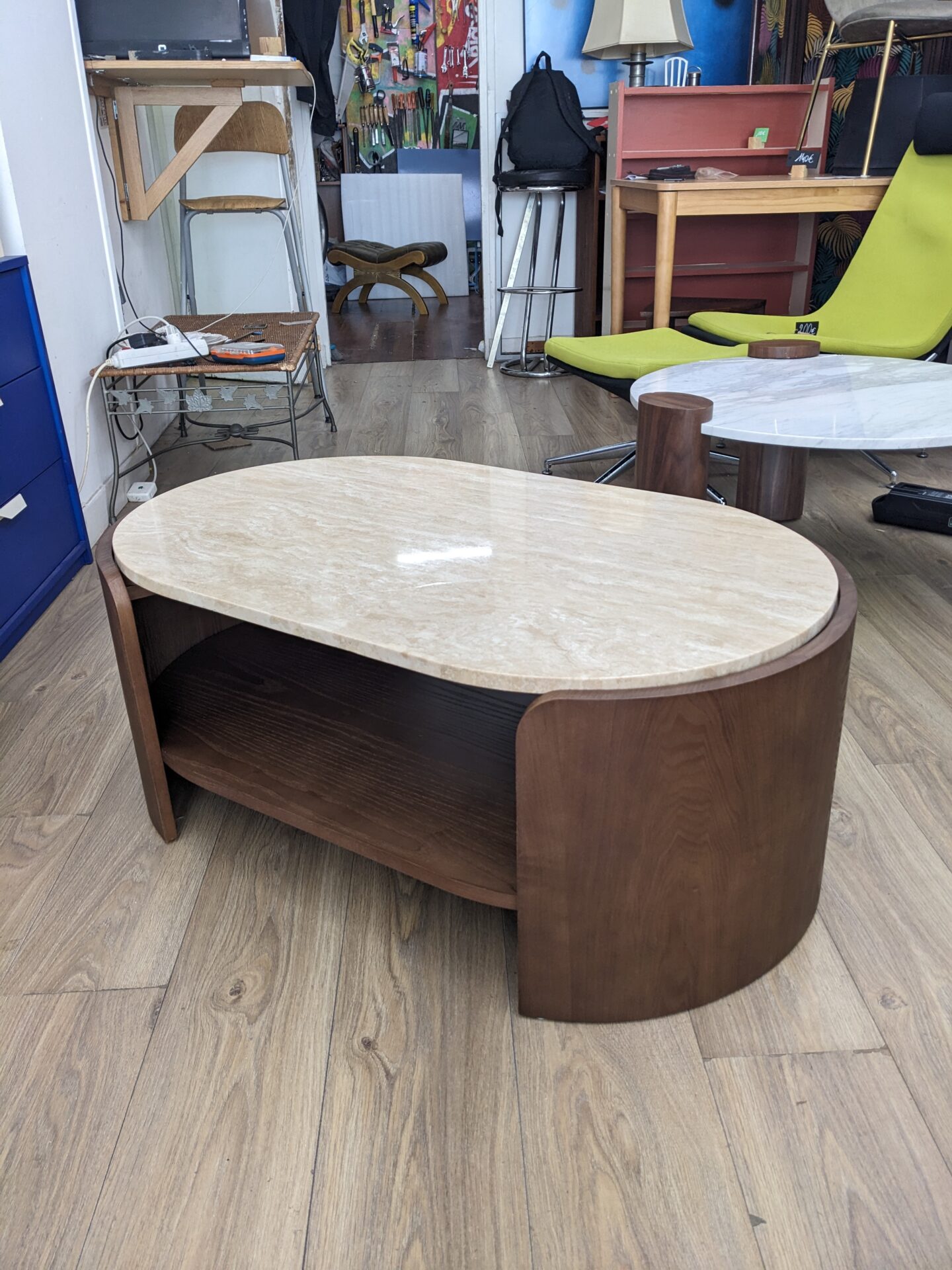 Table basse ovale bois teinté noyer et travertin ELIPSE – Image 2