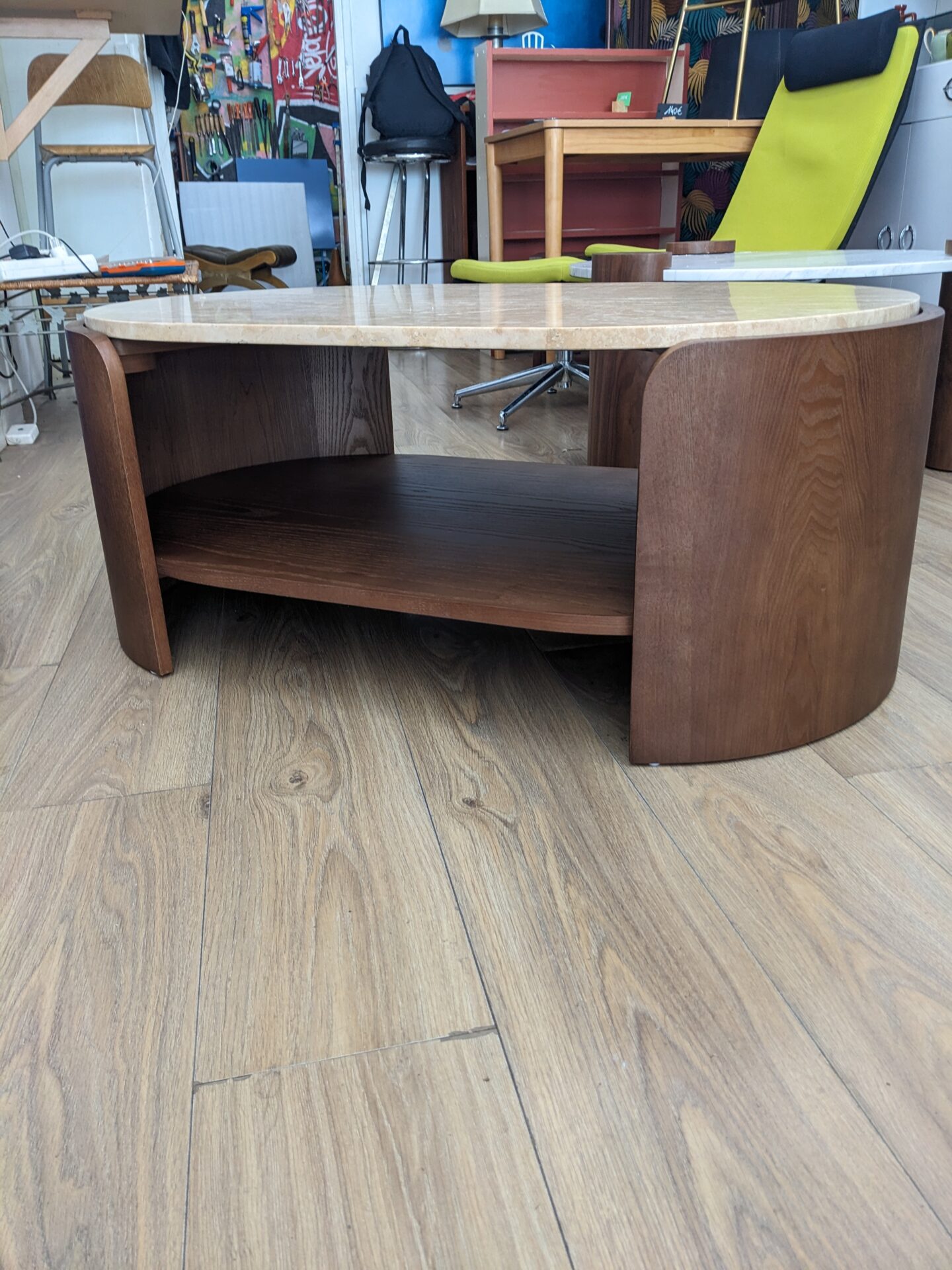 Table basse ovale bois teinté noyer et travertin ELIPSE – Image 3
