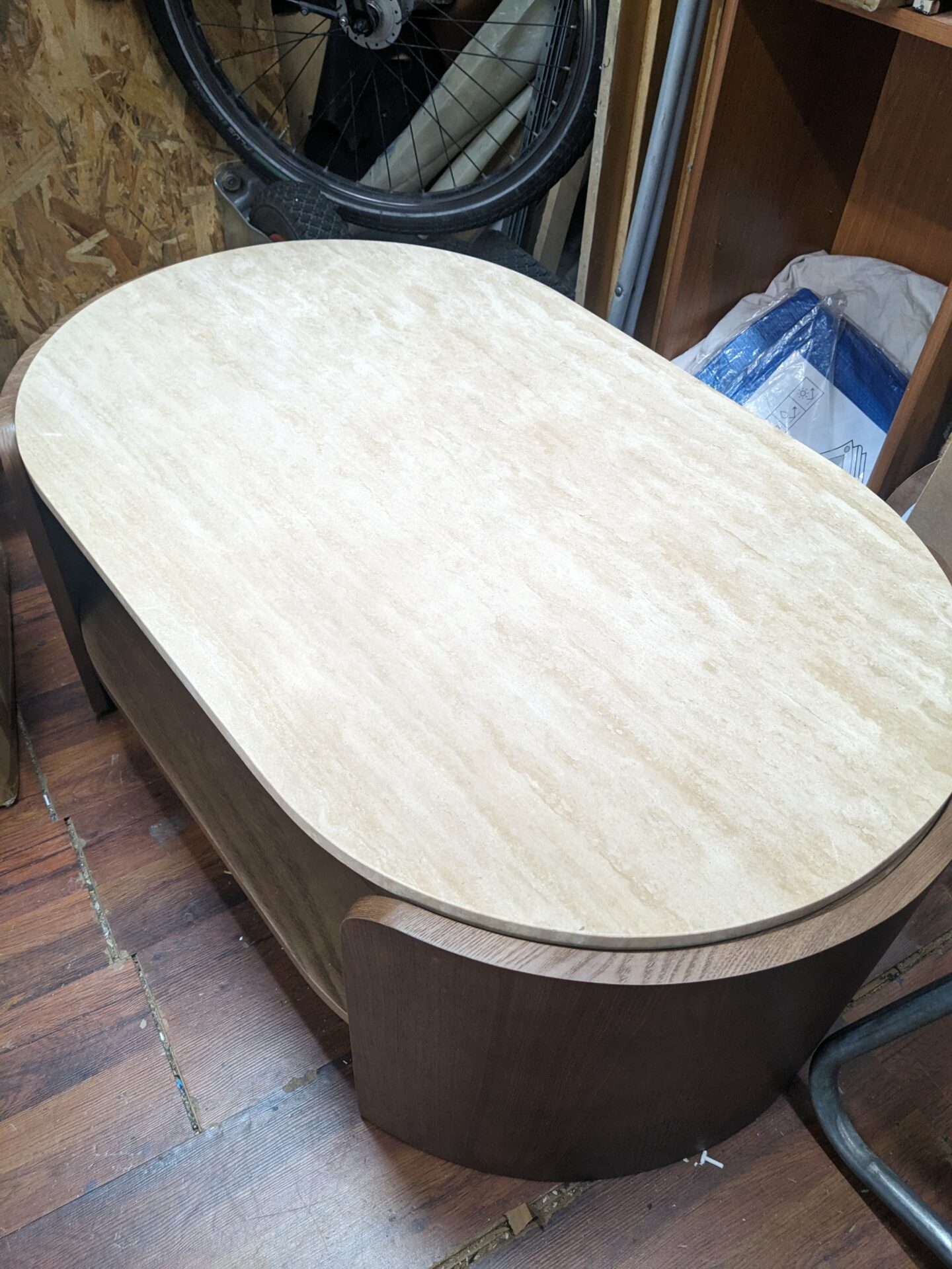 Table basse ovale bois teinté noyer et travertin ELIPSE – Image 4