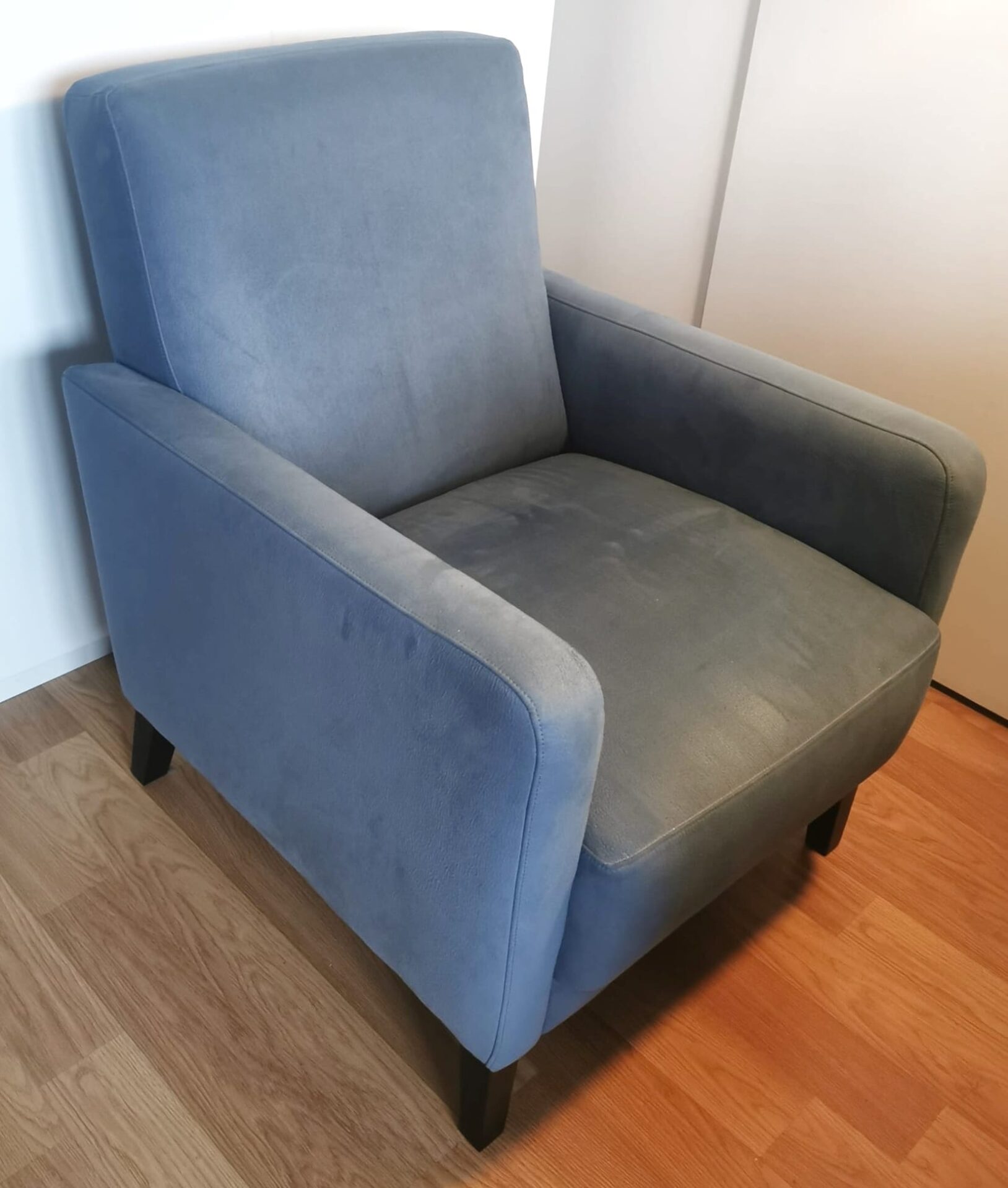 Fauteuil stylé avec accoudoirs, tissu bleu – Image 4