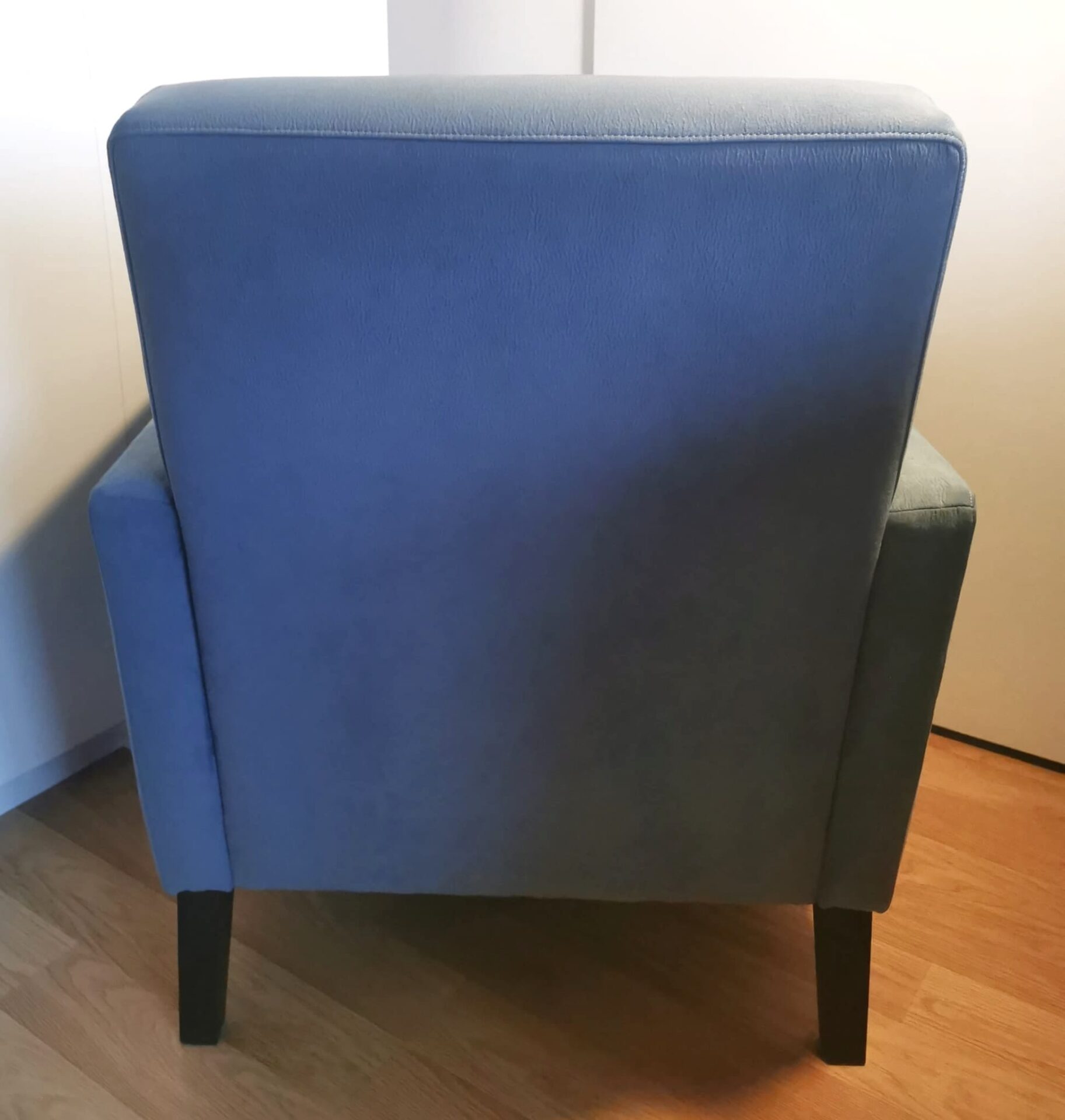 Fauteuil stylé avec accoudoirs, tissu bleu – Image 3
