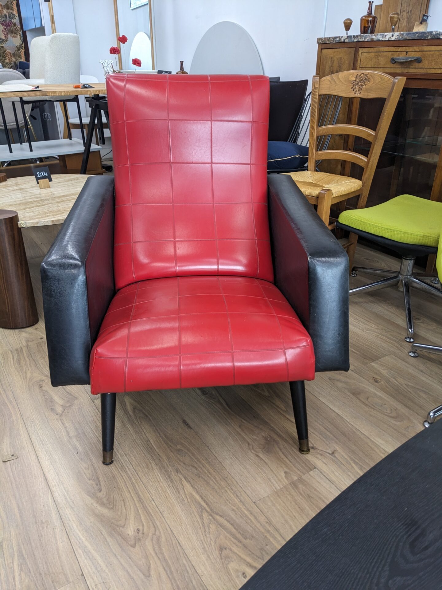 Fauteuil années 60 skaï noir et rouge – Image 2