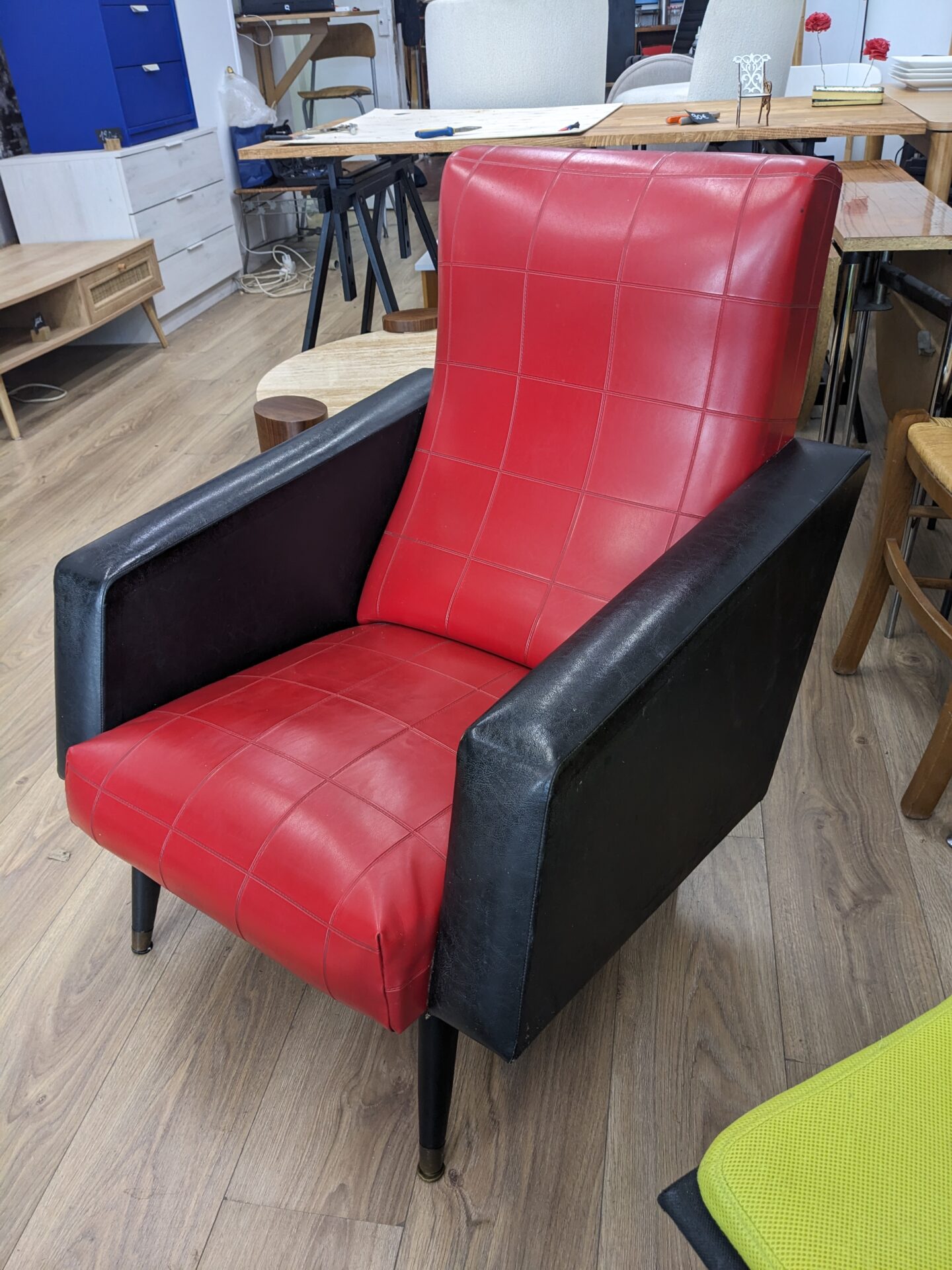 Fauteuil années 60 skaï noir et rouge – Image 3