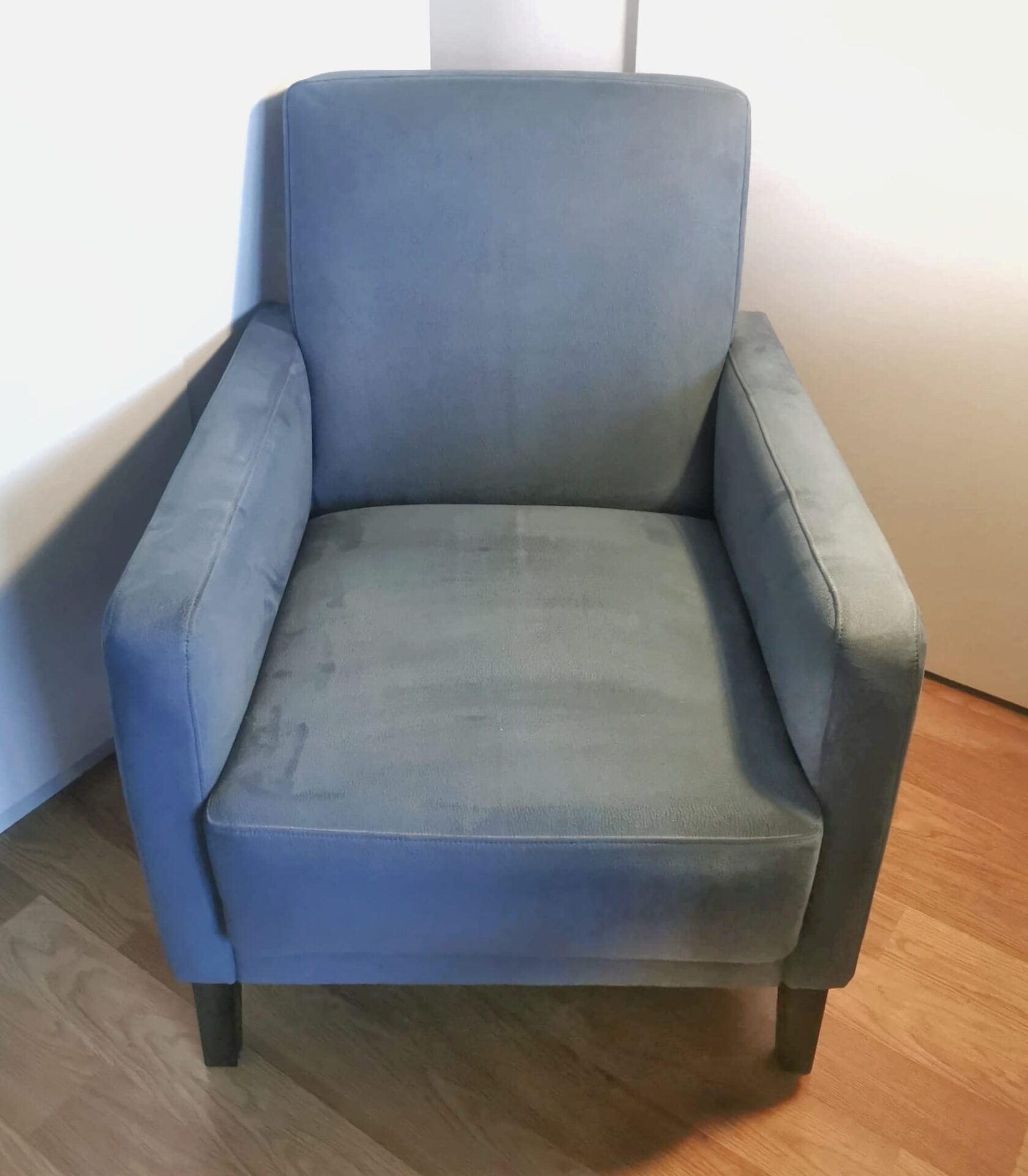 Fauteuil stylé avec accoudoirs, tissu bleu – Image 2