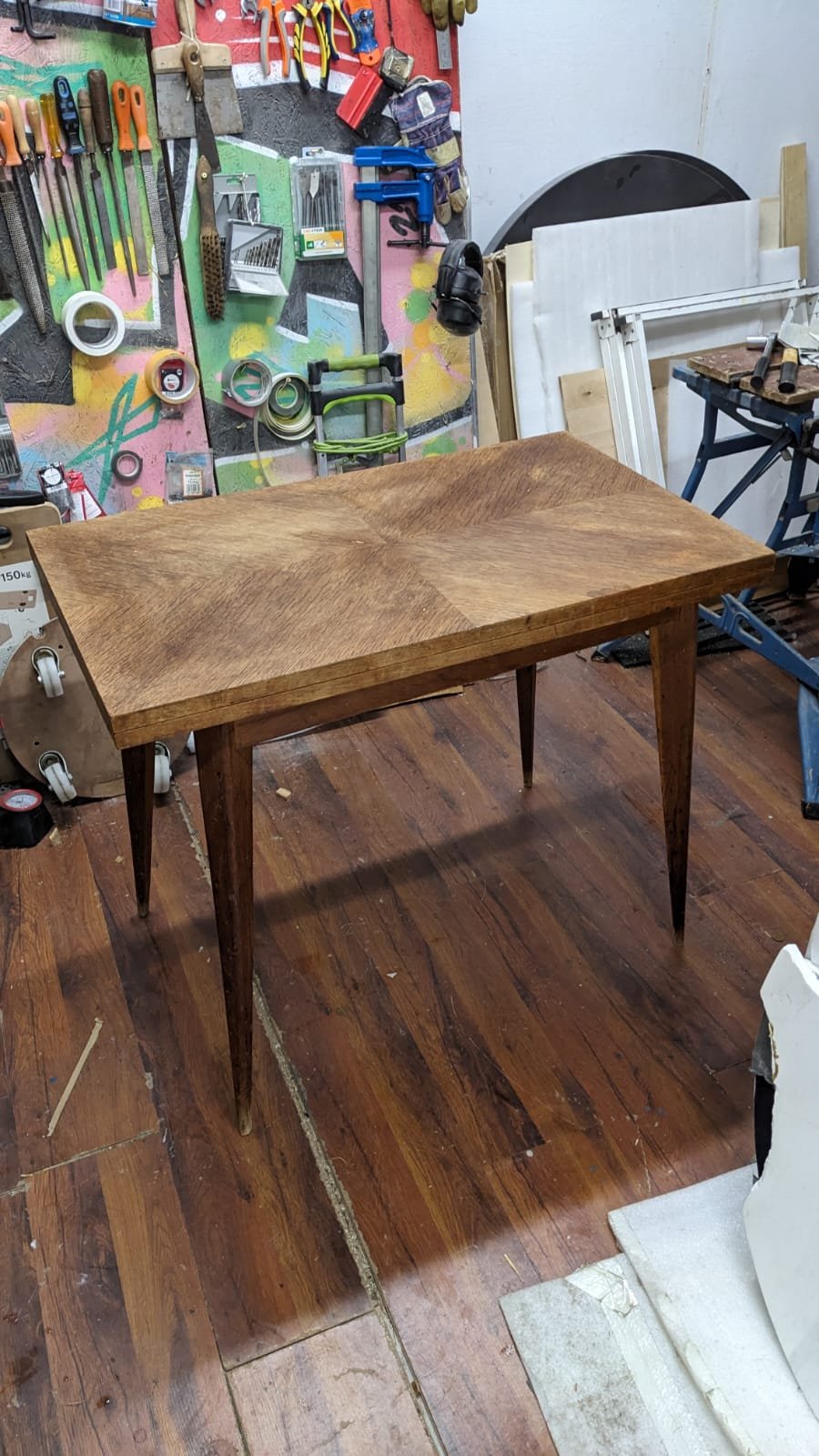 Table extensible scandinave en bois marqueté – Image 2