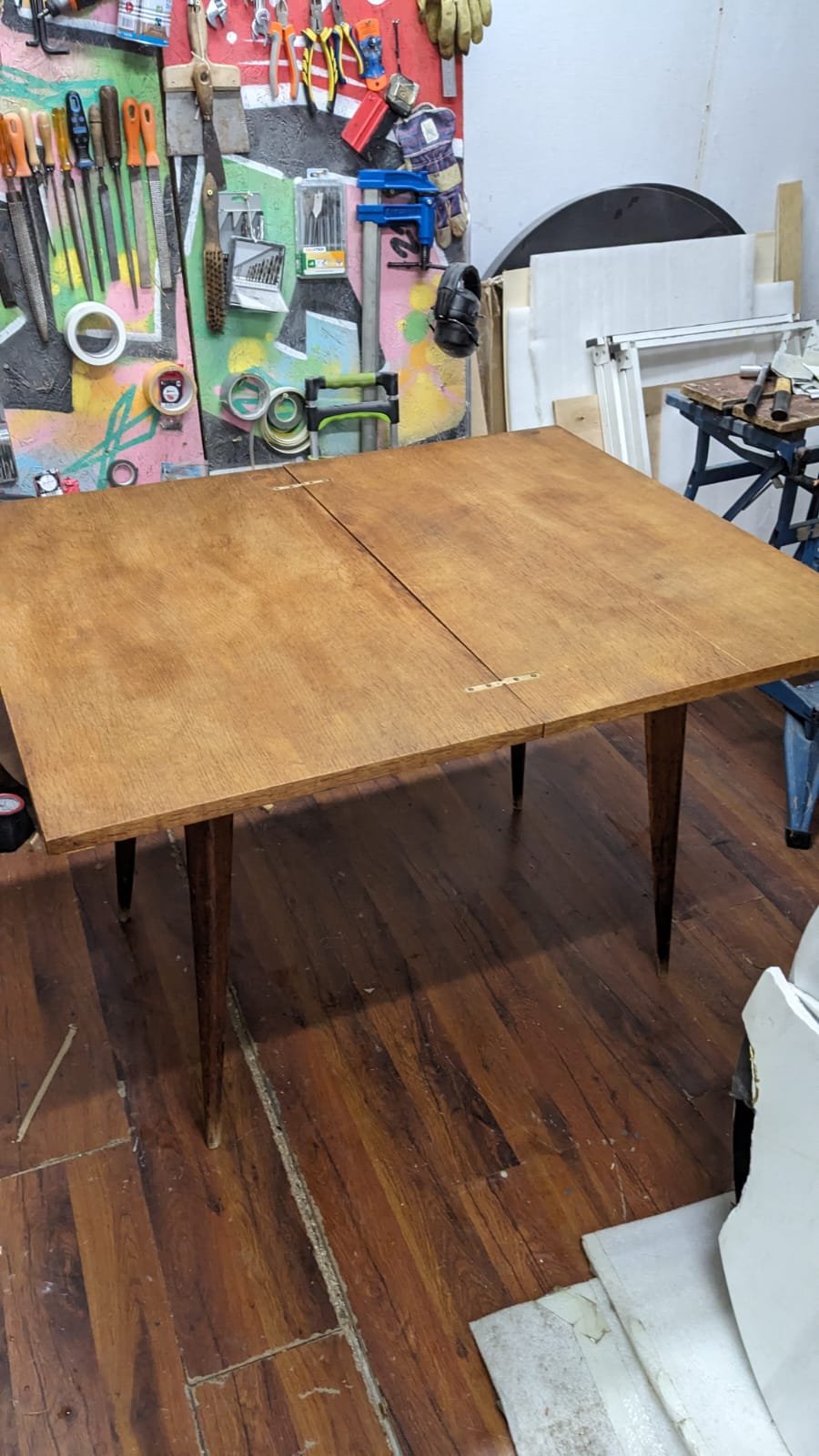 Table extensible scandinave en bois marqueté – Image 4