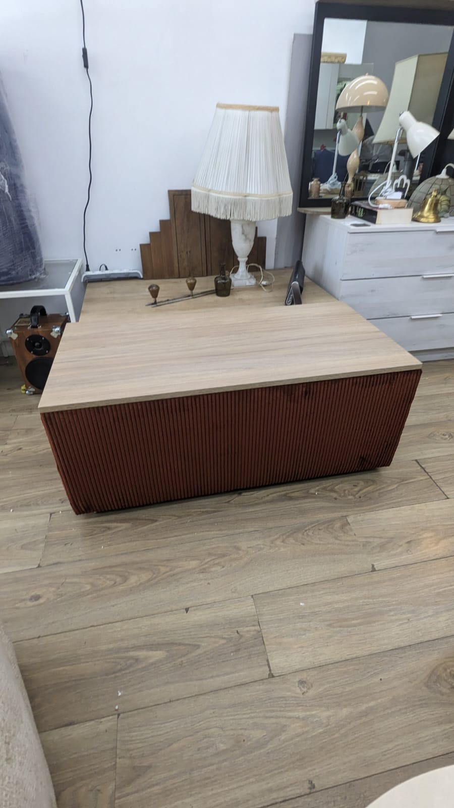 Table basse avec plateau relevable et coffre – Image 4