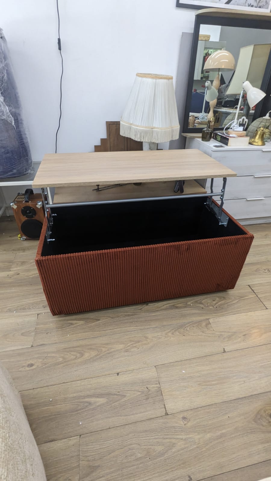 Table basse avec plateau relevable et coffre – Image 6
