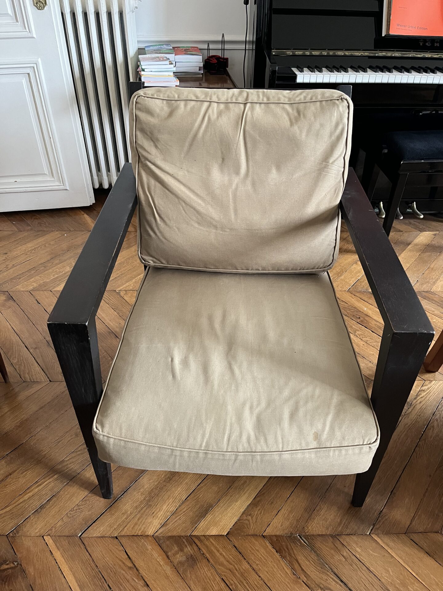 Fauteuil contemporain en bois noir – Image 4