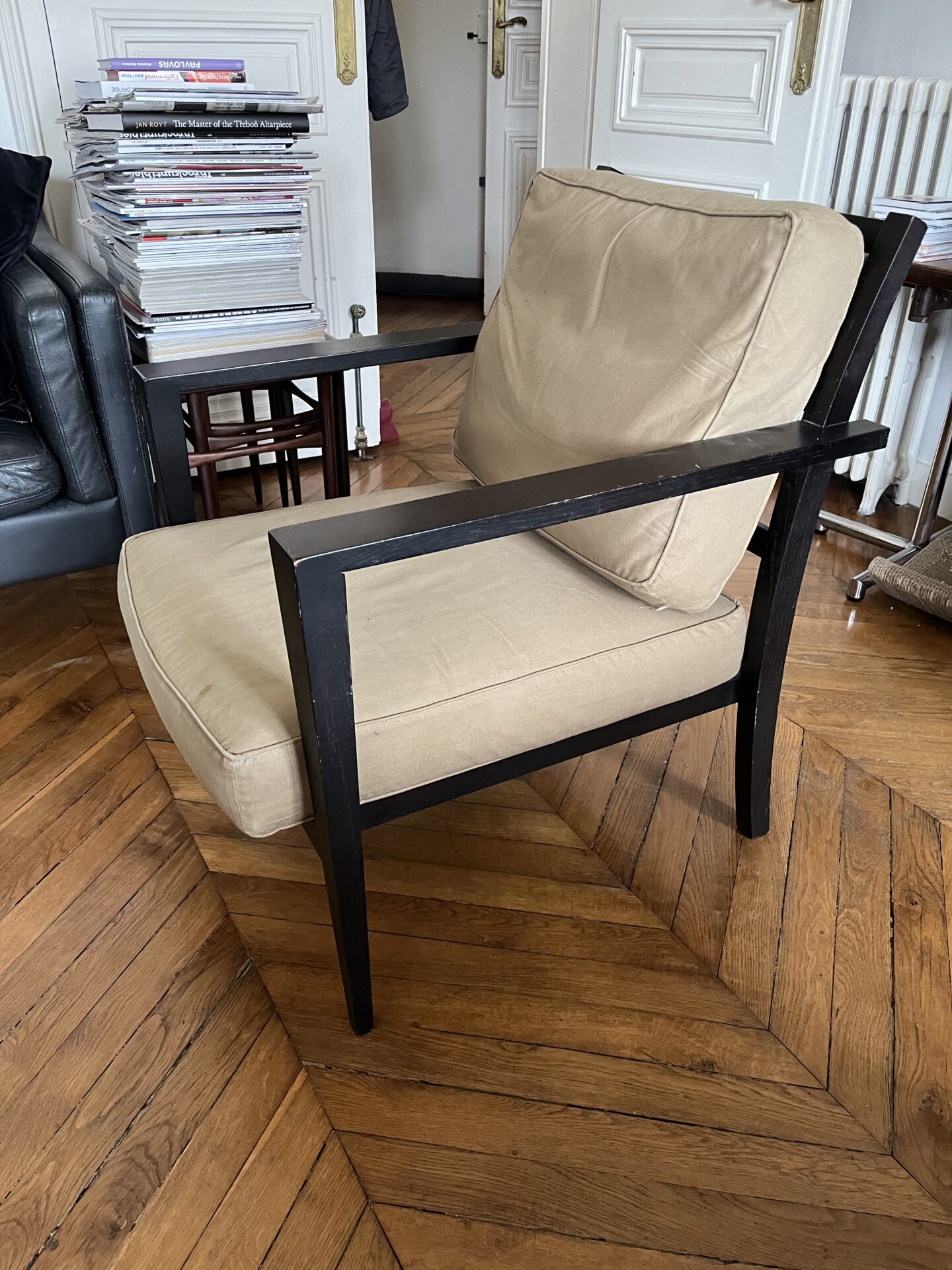 Fauteuil contemporain en bois noir – Image 2
