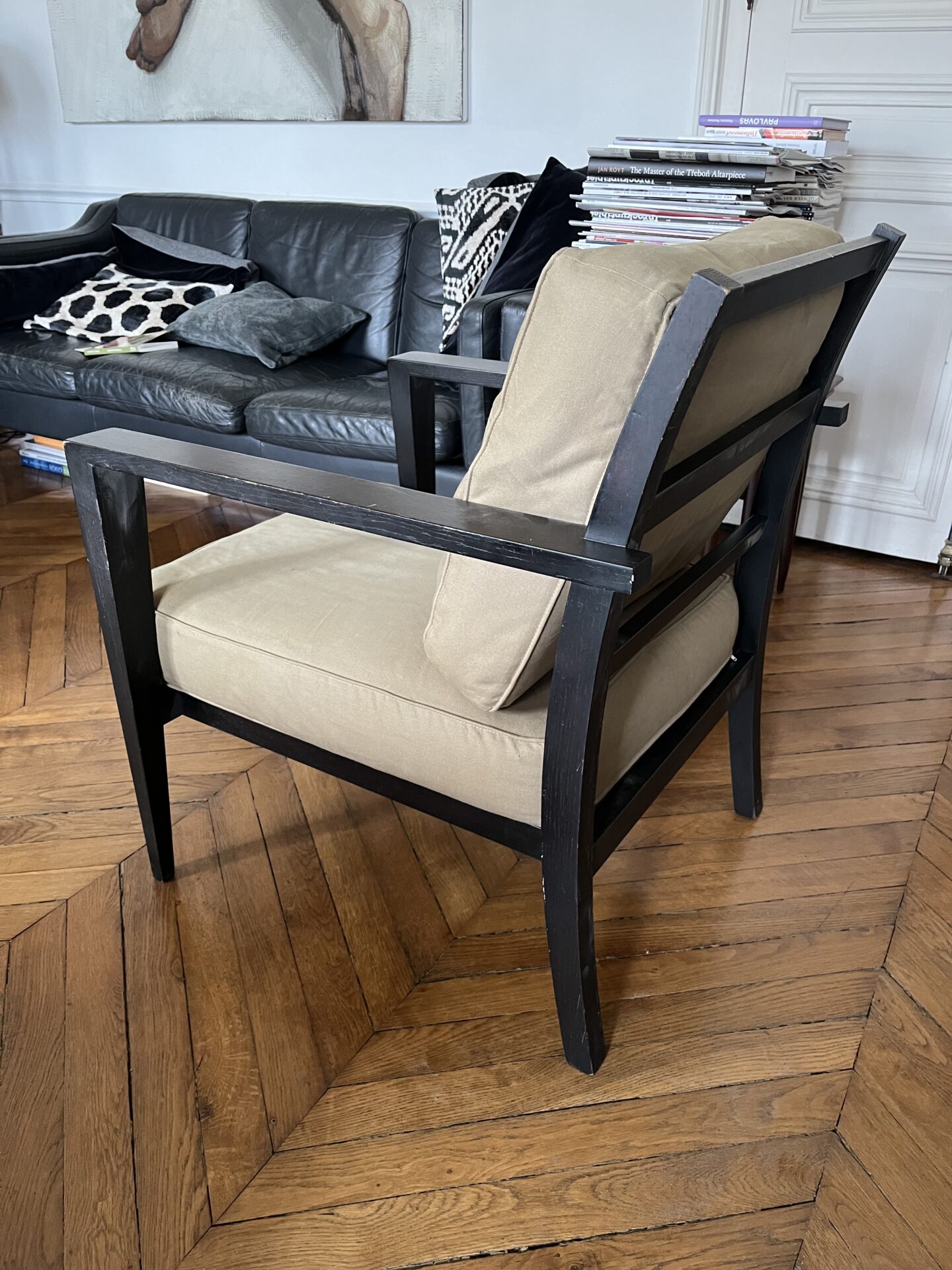 Fauteuil contemporain en bois noir – Image 3
