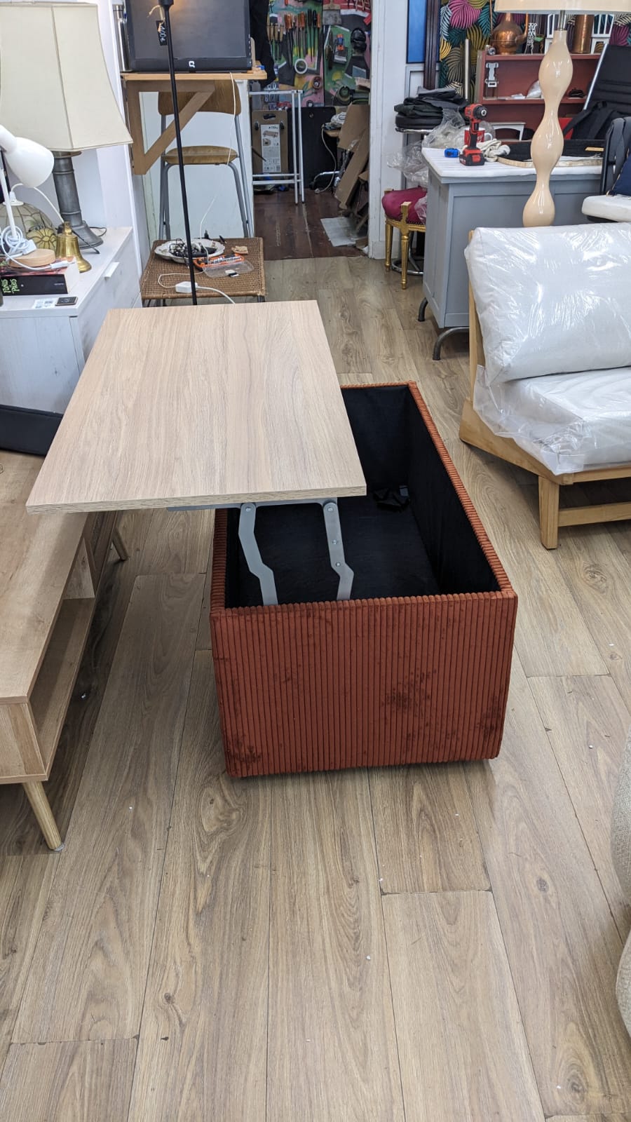 Table basse avec plateau relevable et coffre – Image 3