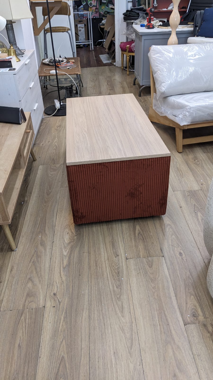Table basse avec plateau relevable et coffre – Image 2