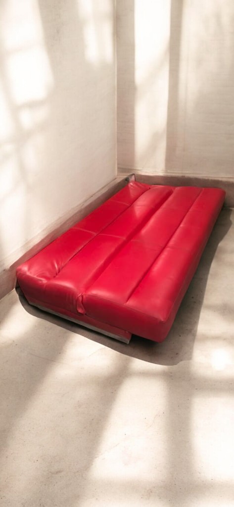 Banquette clic-clac skaï rouge vintage – Image 3