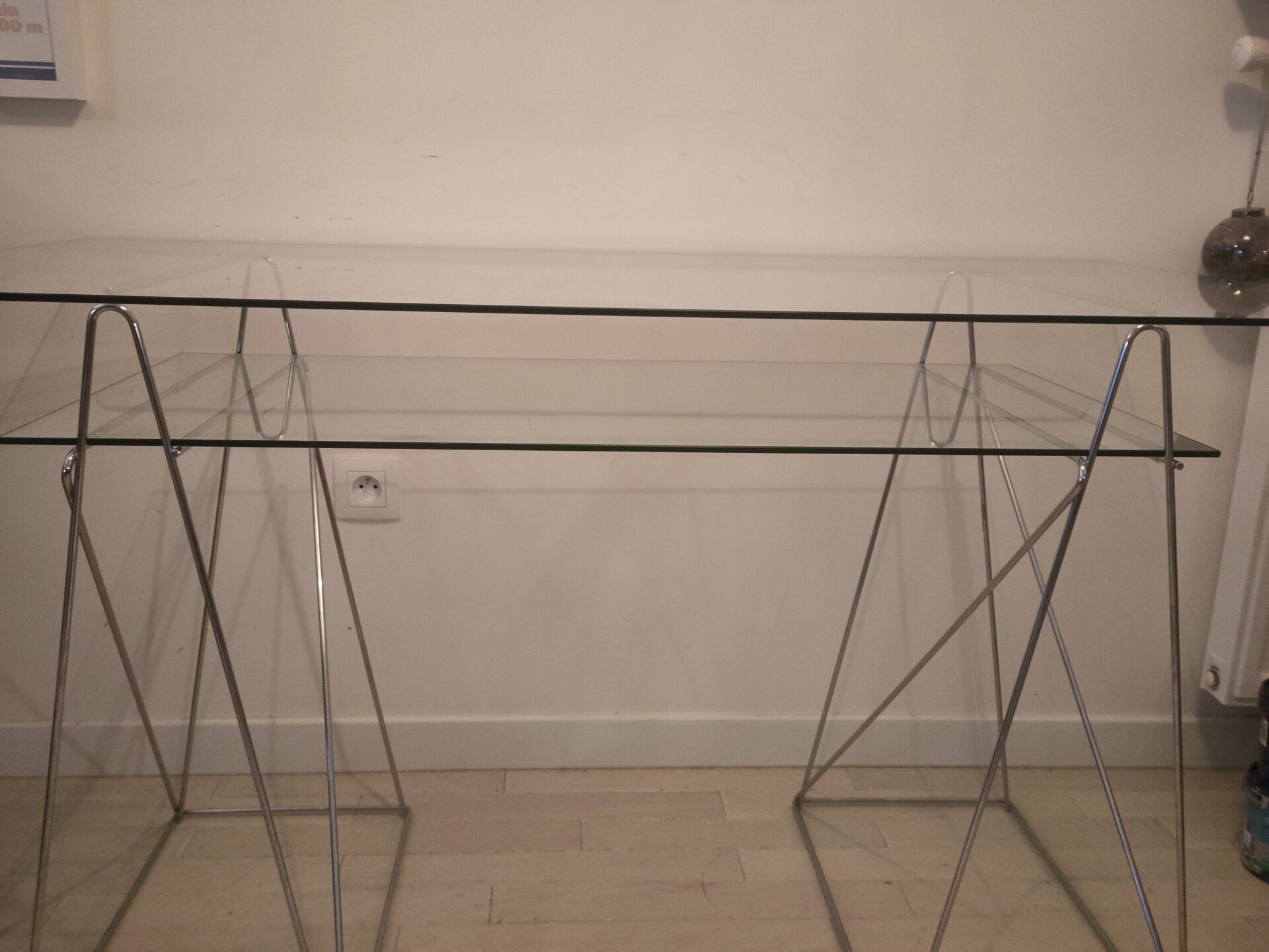 Bureau en verre avec pieds tréteaux métal – Image 4