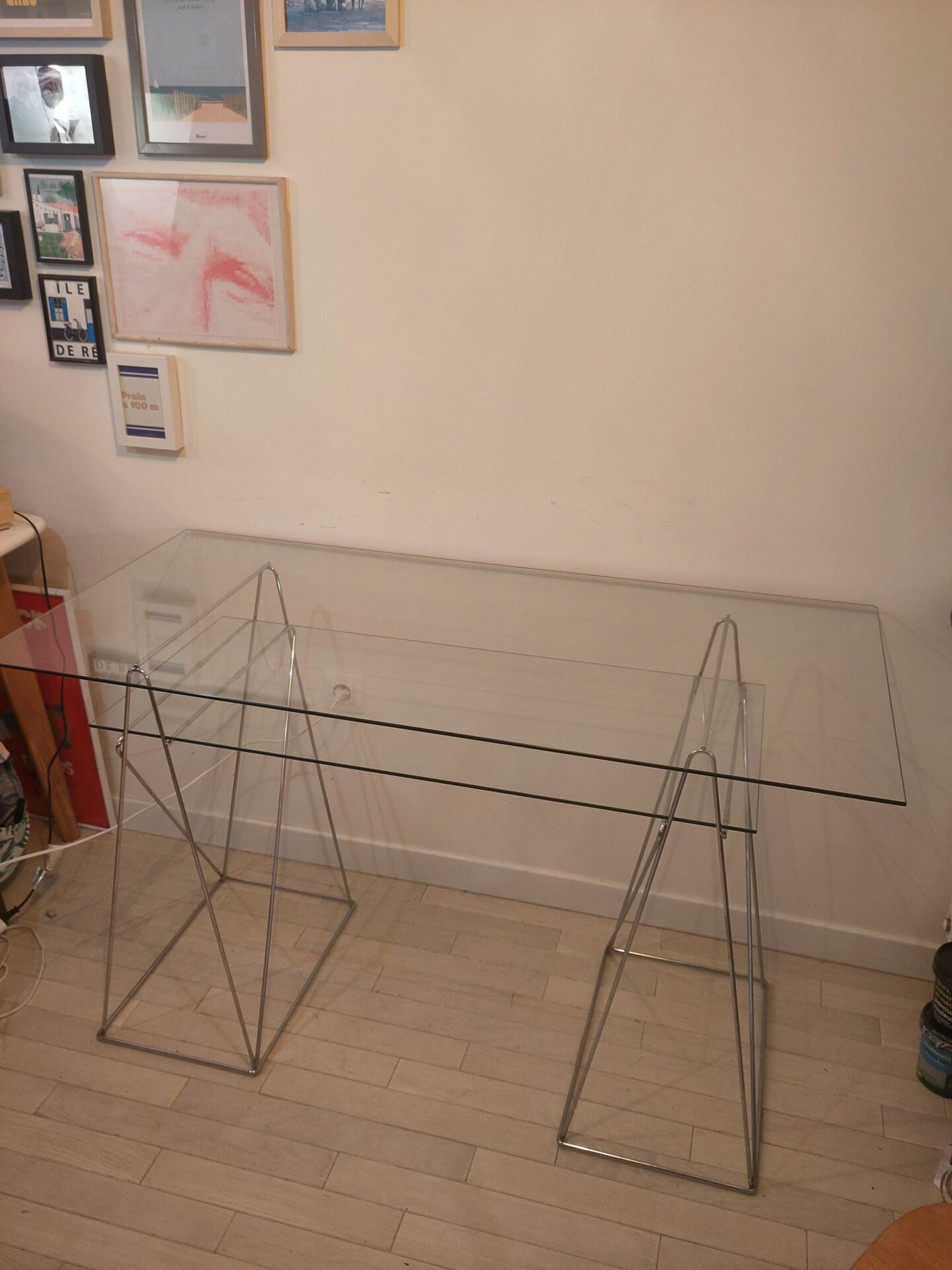 Bureau en verre avec pieds tréteaux métal – Image 3