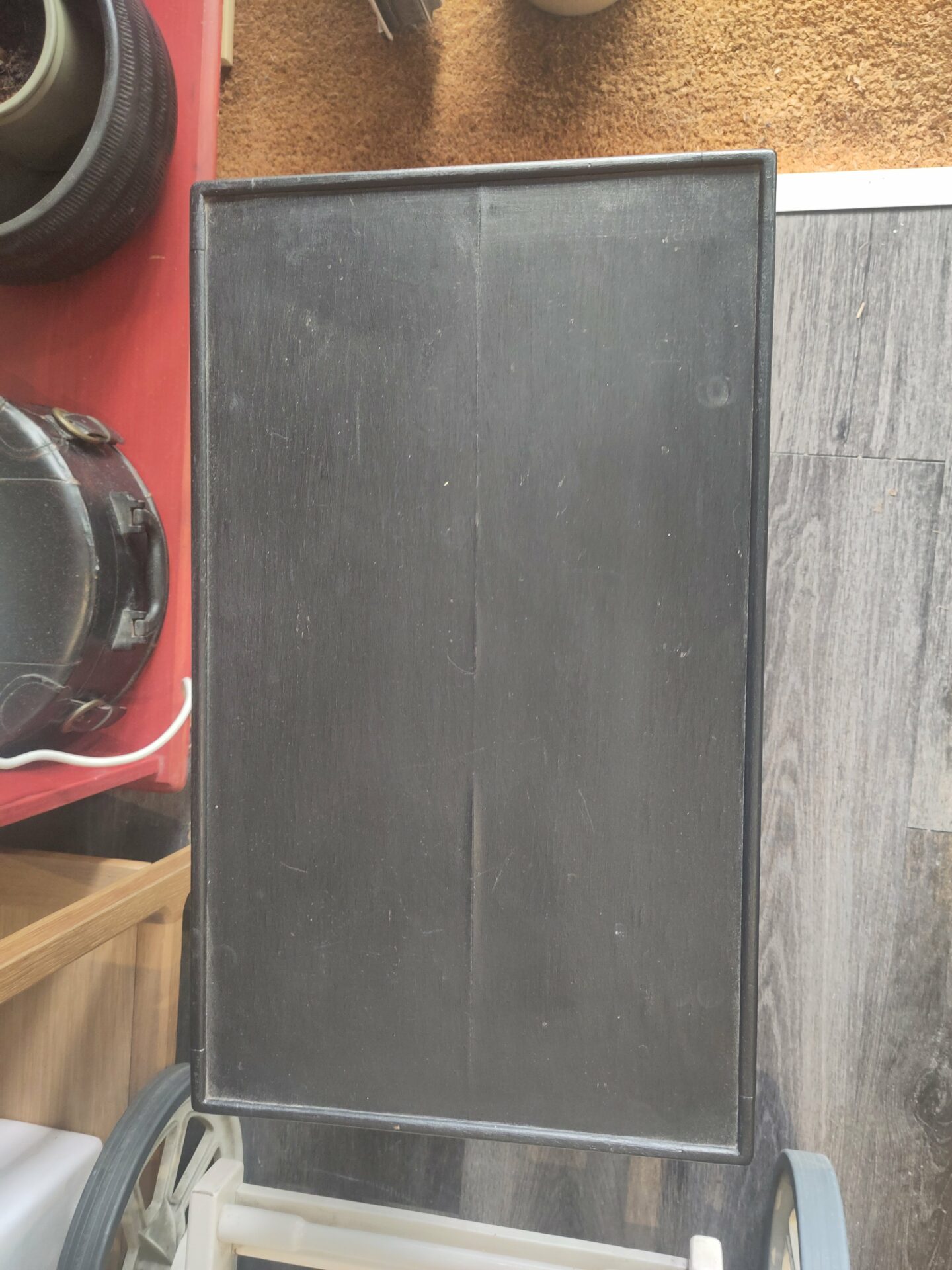 Petite table noire en bois – Image 4