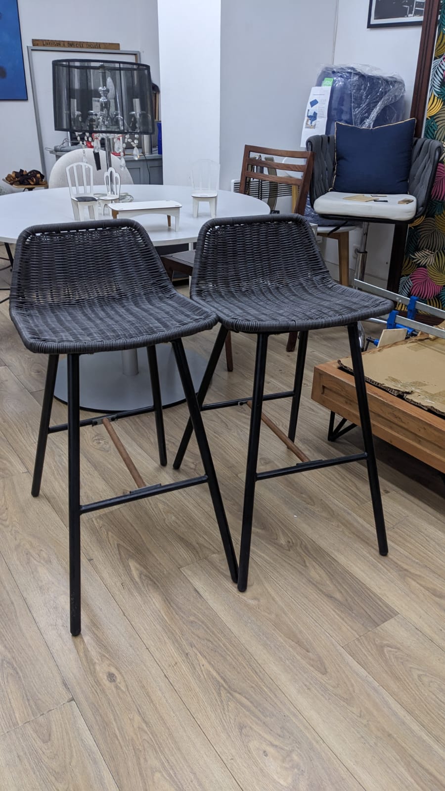 Paire de Chaises hautes tressées – Image 2